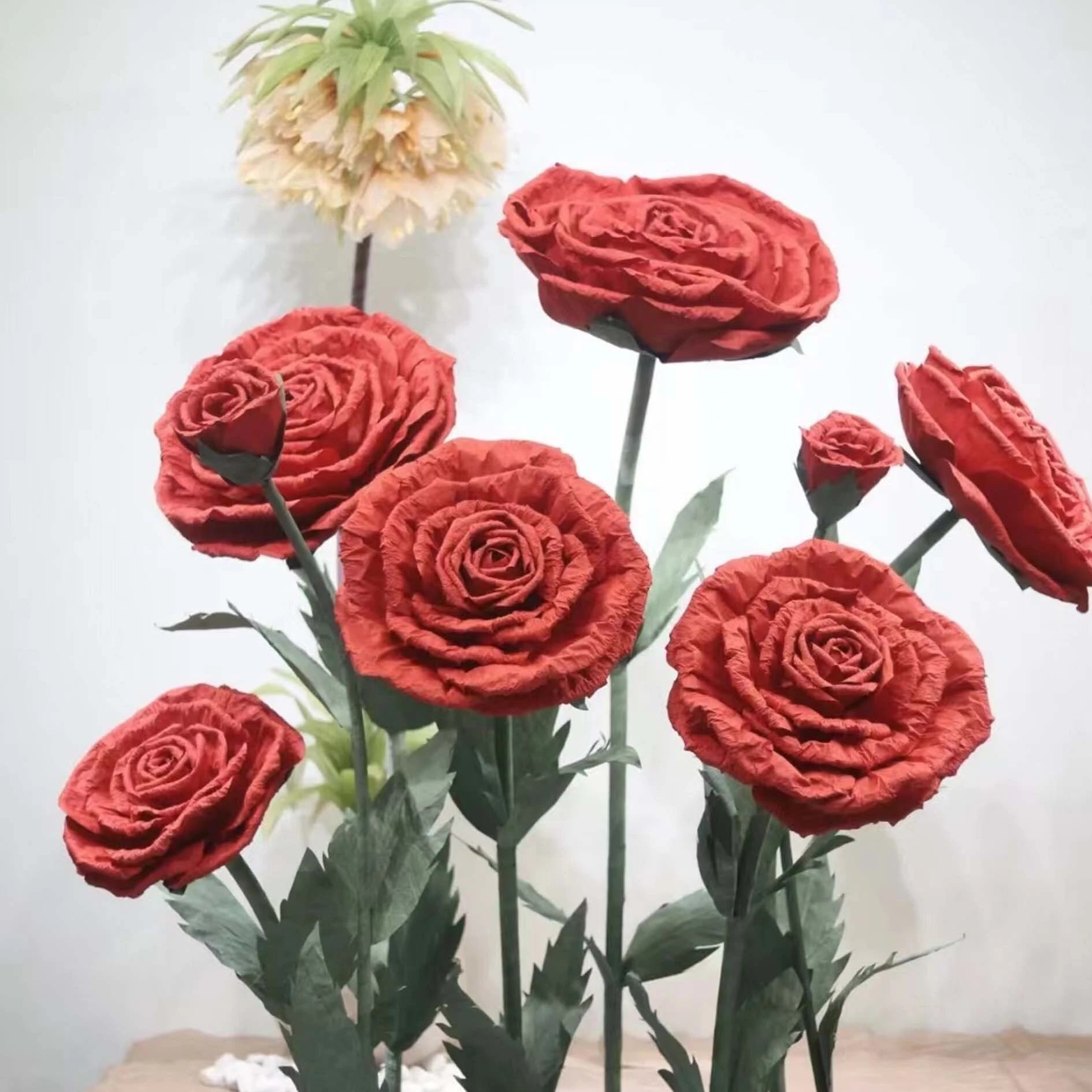 Rose de papel con crujido a mano rojo
