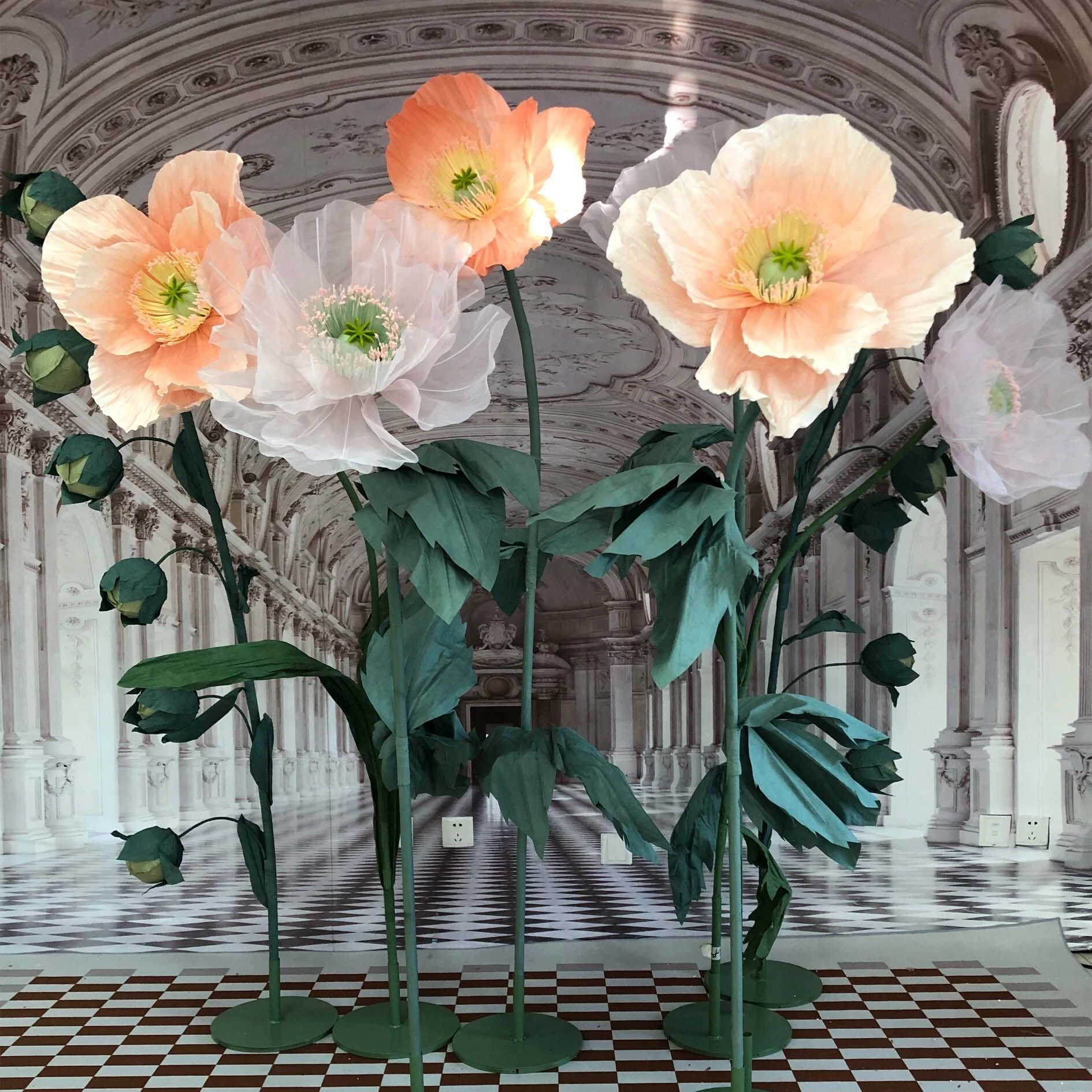Floraux géants à la main à la main