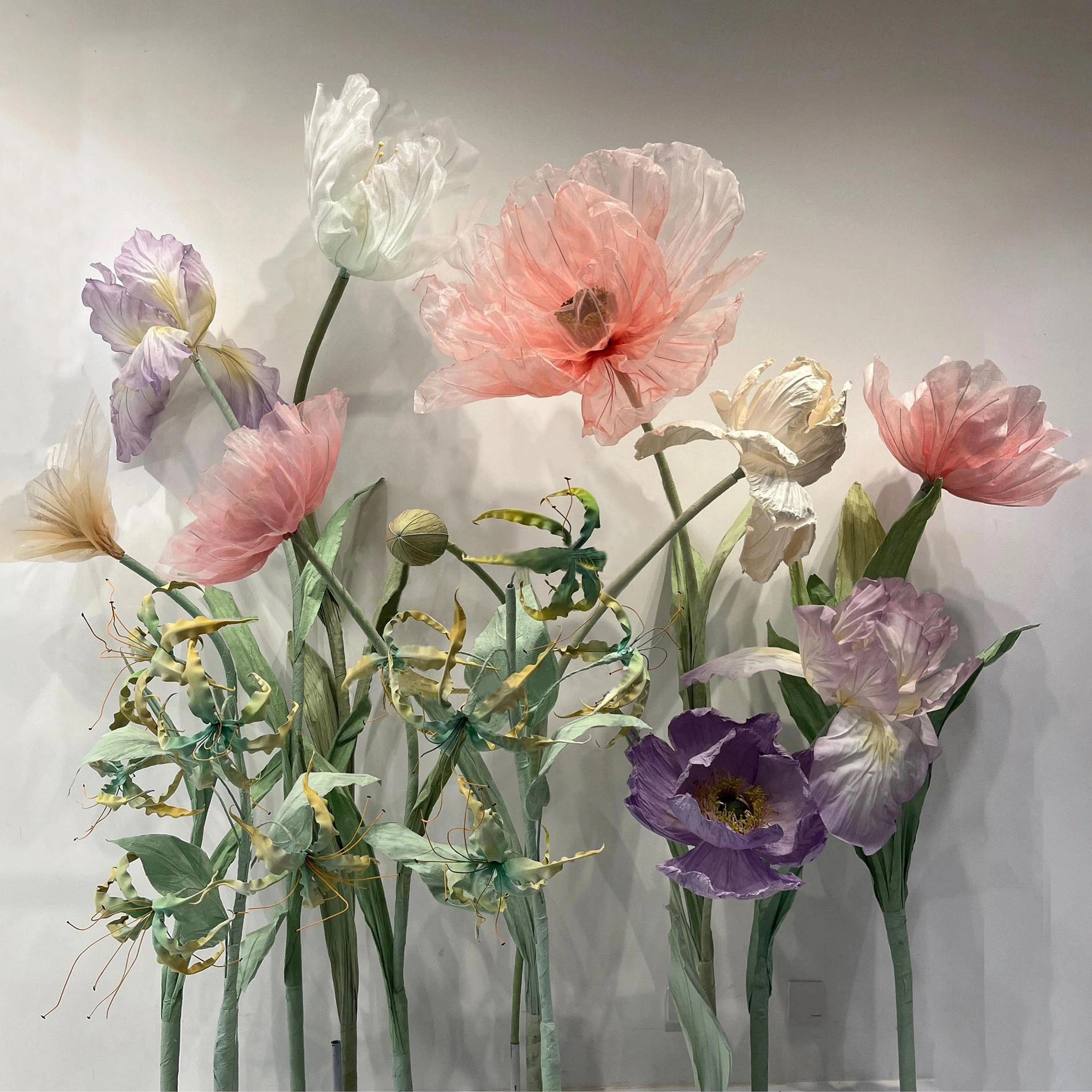 Les coquelicots géants pittoresques décorent légèrement et élégamment le centre commercial, créant une atmosphère de magasinage romantique! 1