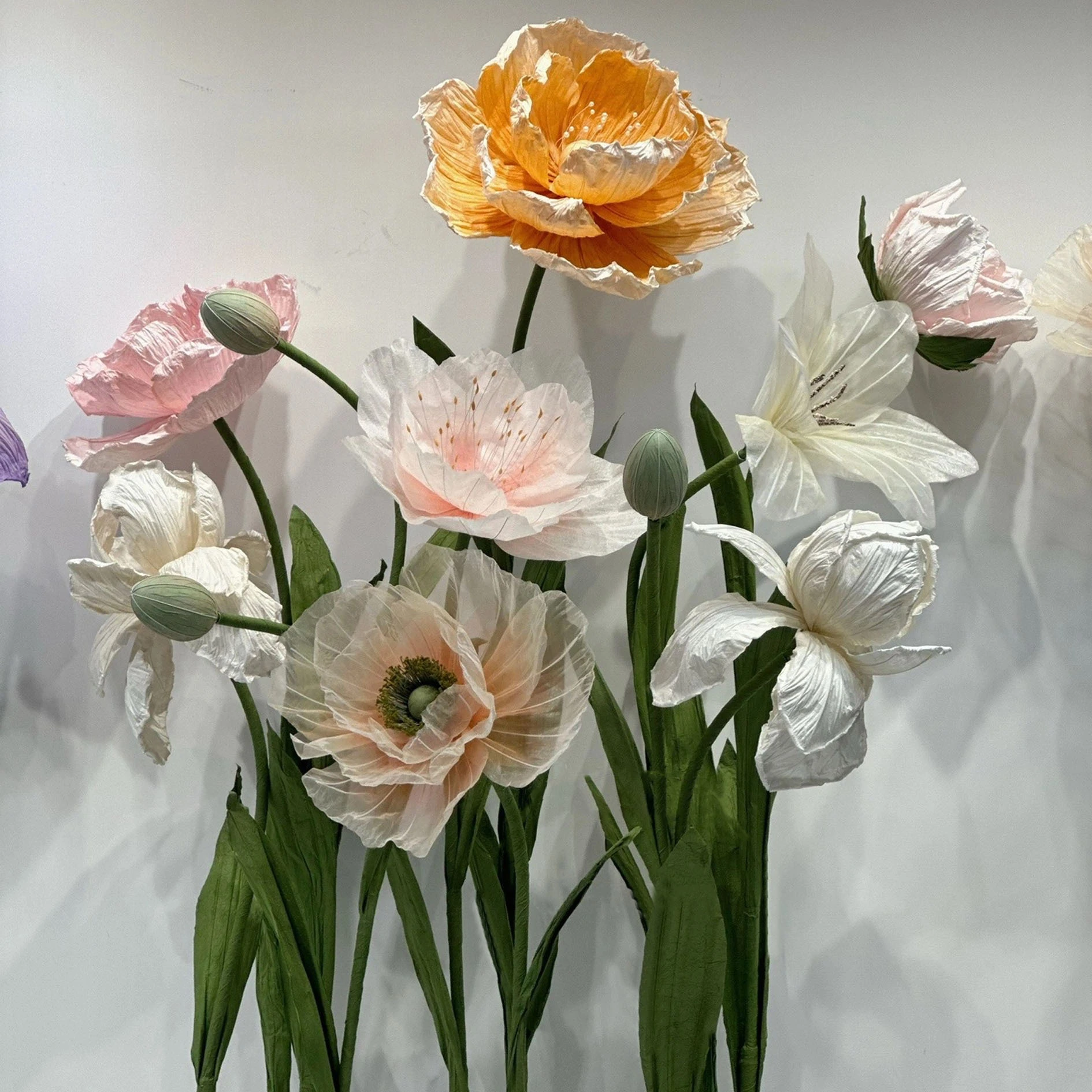 La superbe décoration florale géante en organza