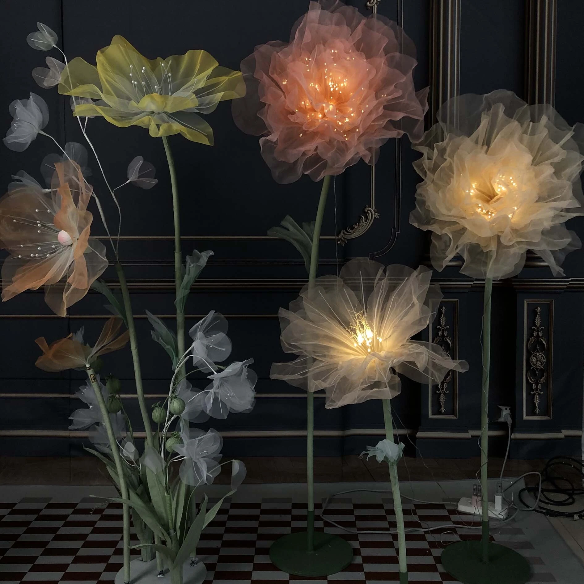 Les fleurs géantes magnifiques et lumineuses