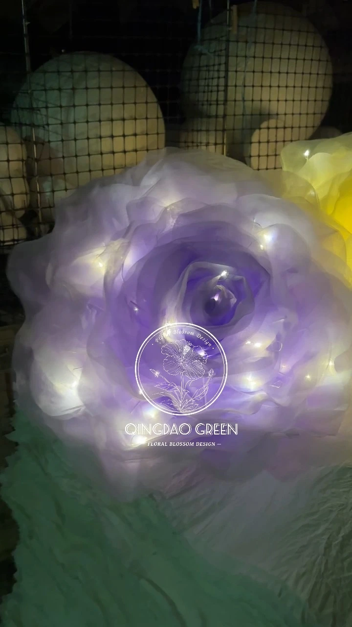 Glühende, leichte und elegante Rosen schmücken die Wände der Kunstausstellung und beschreiben ein surreales ästhetisches Bild 1