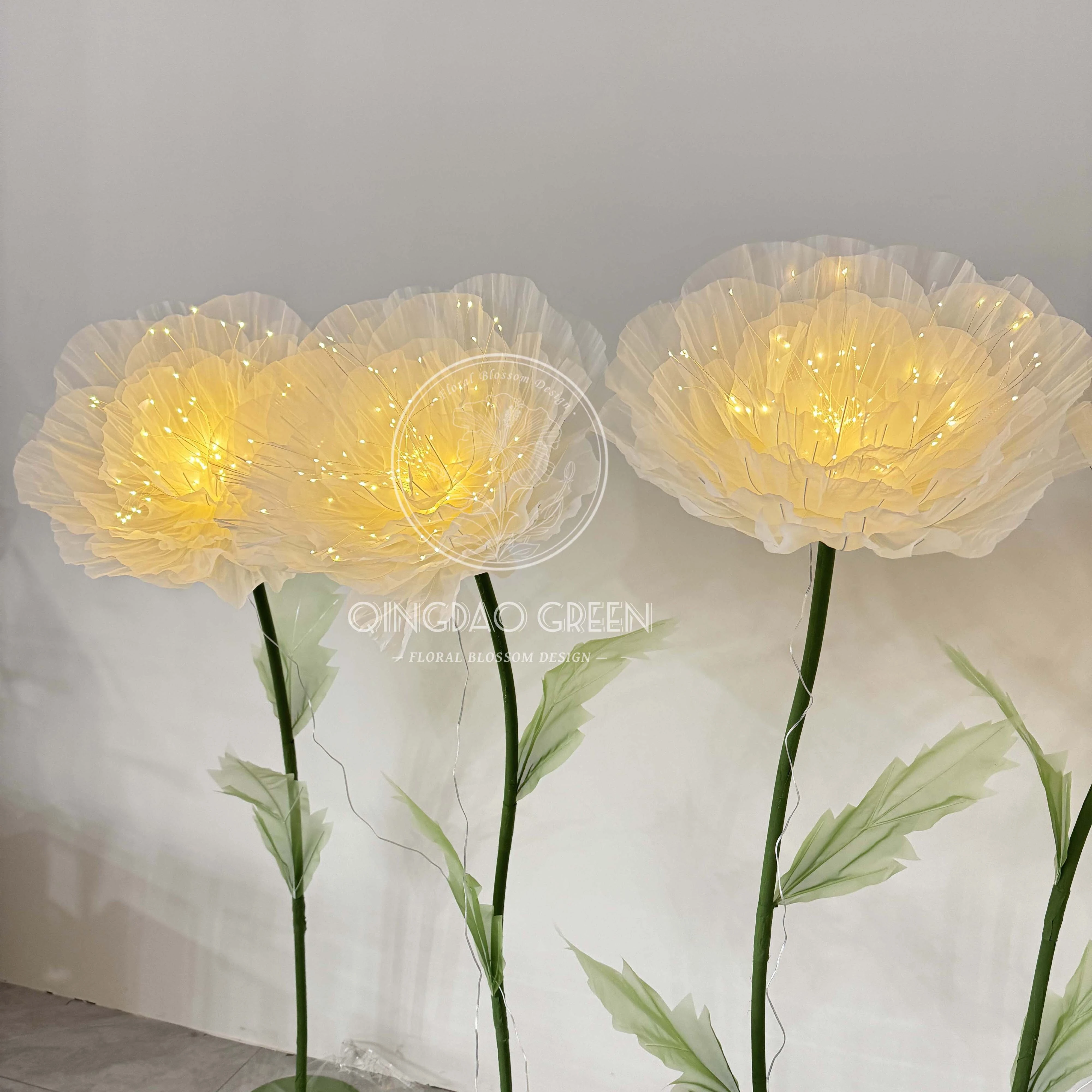 Fleurs d'orgue lumineuses blanches blanches élégantes et dignes