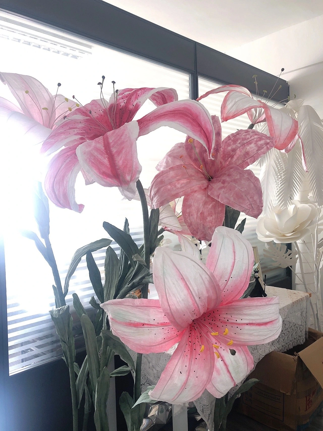 Hermoso lirio de papel
