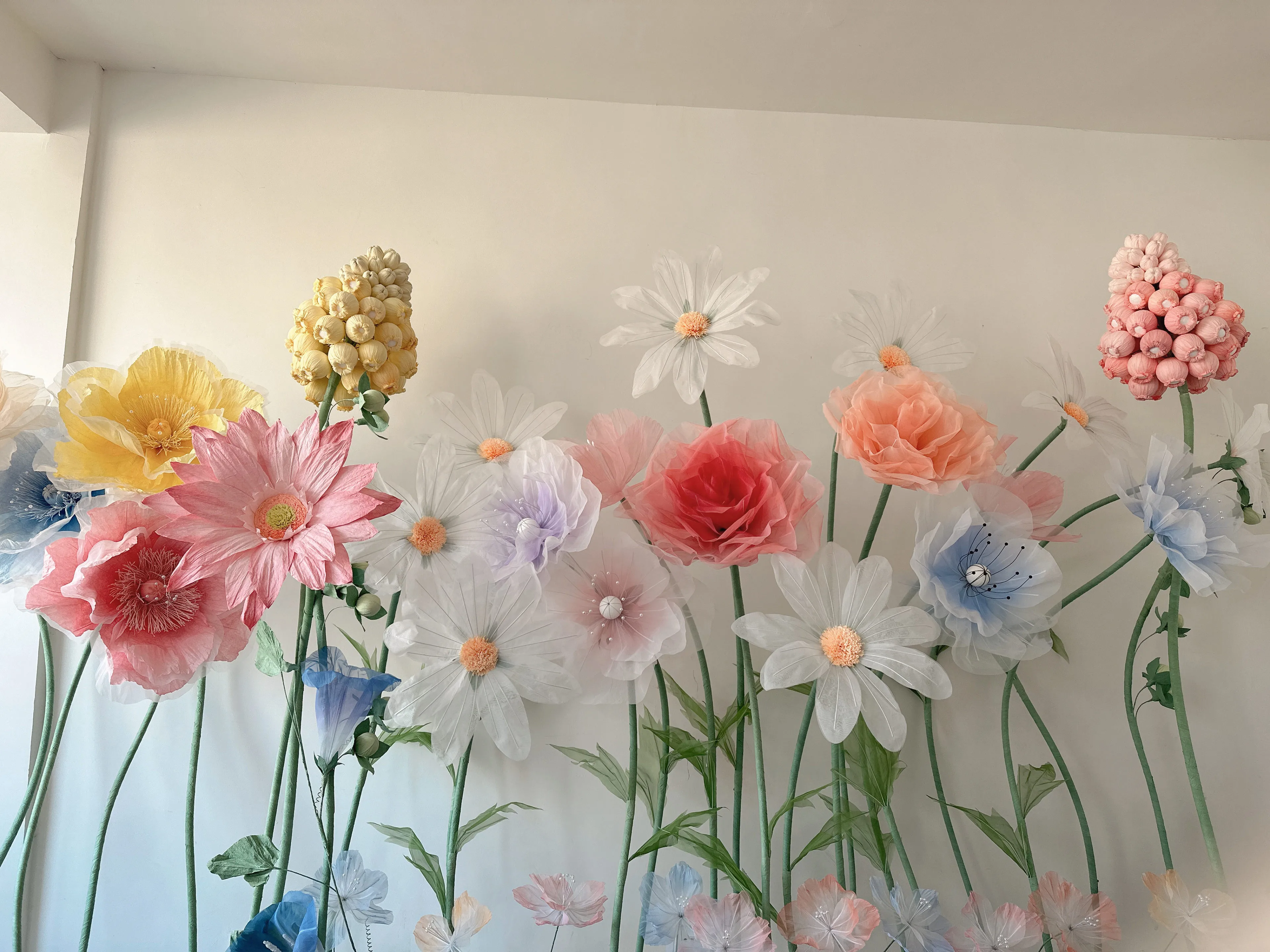 Organza et fleurs en papier