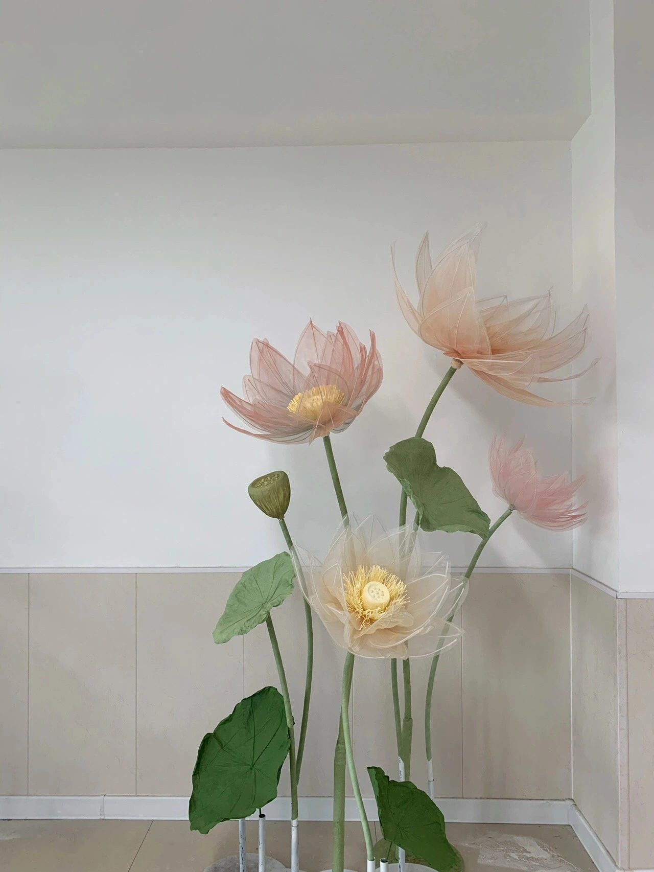 Les fleurs de lotus artisanales et les feuilles de lotus sont gracieuses