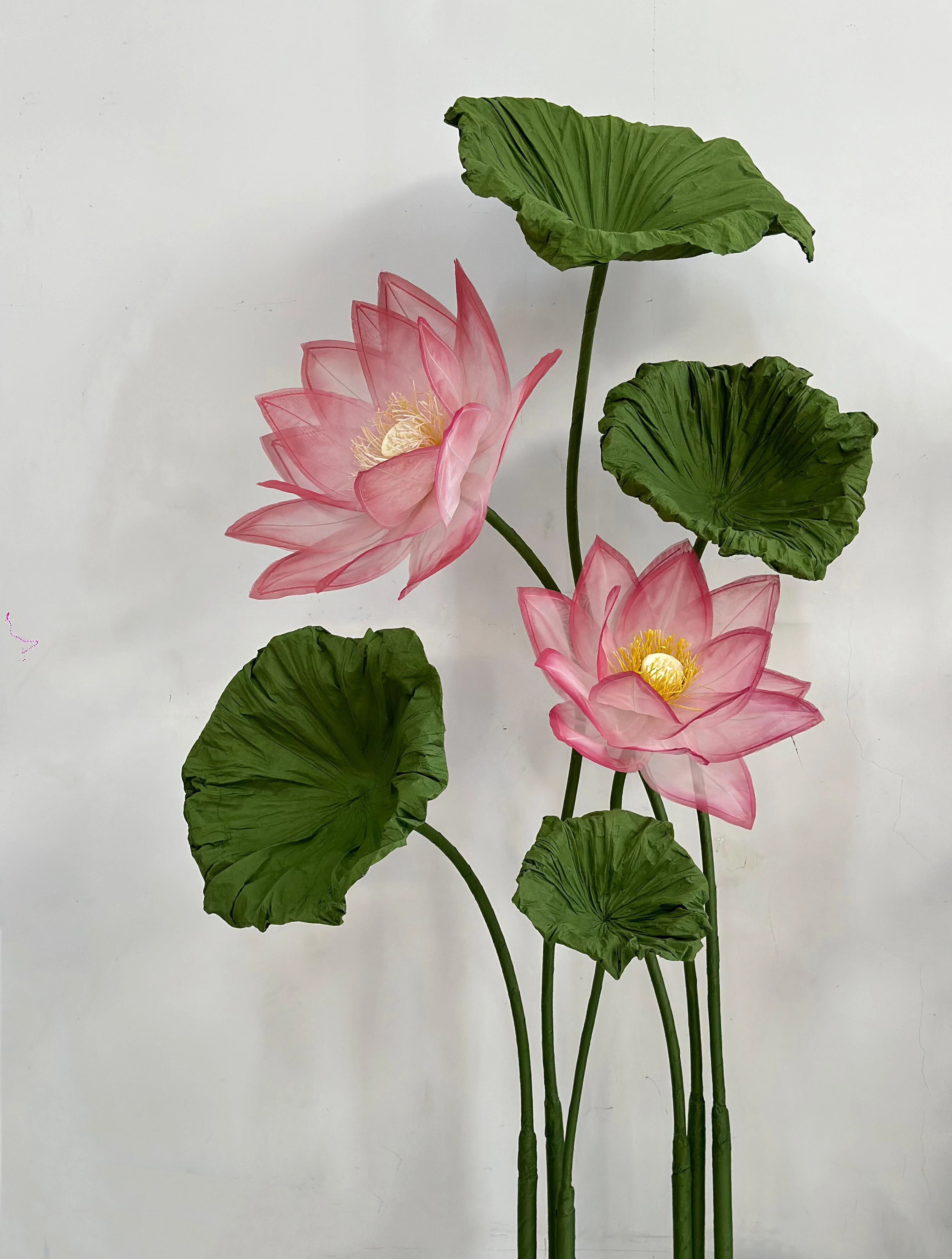 Exquisitas flores de loto hechas a mano