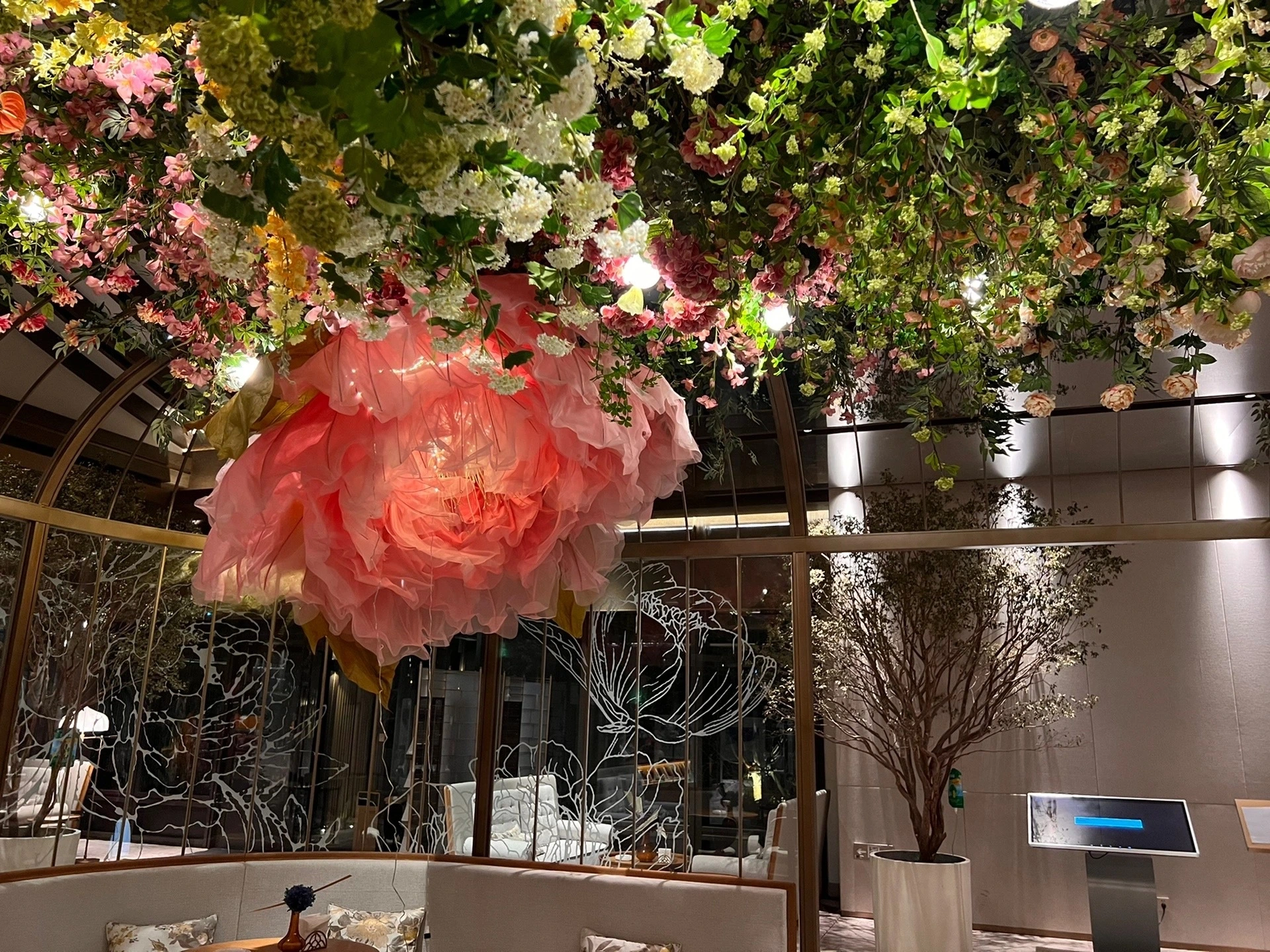 La fleur géante à la main exquise à organza lumineux