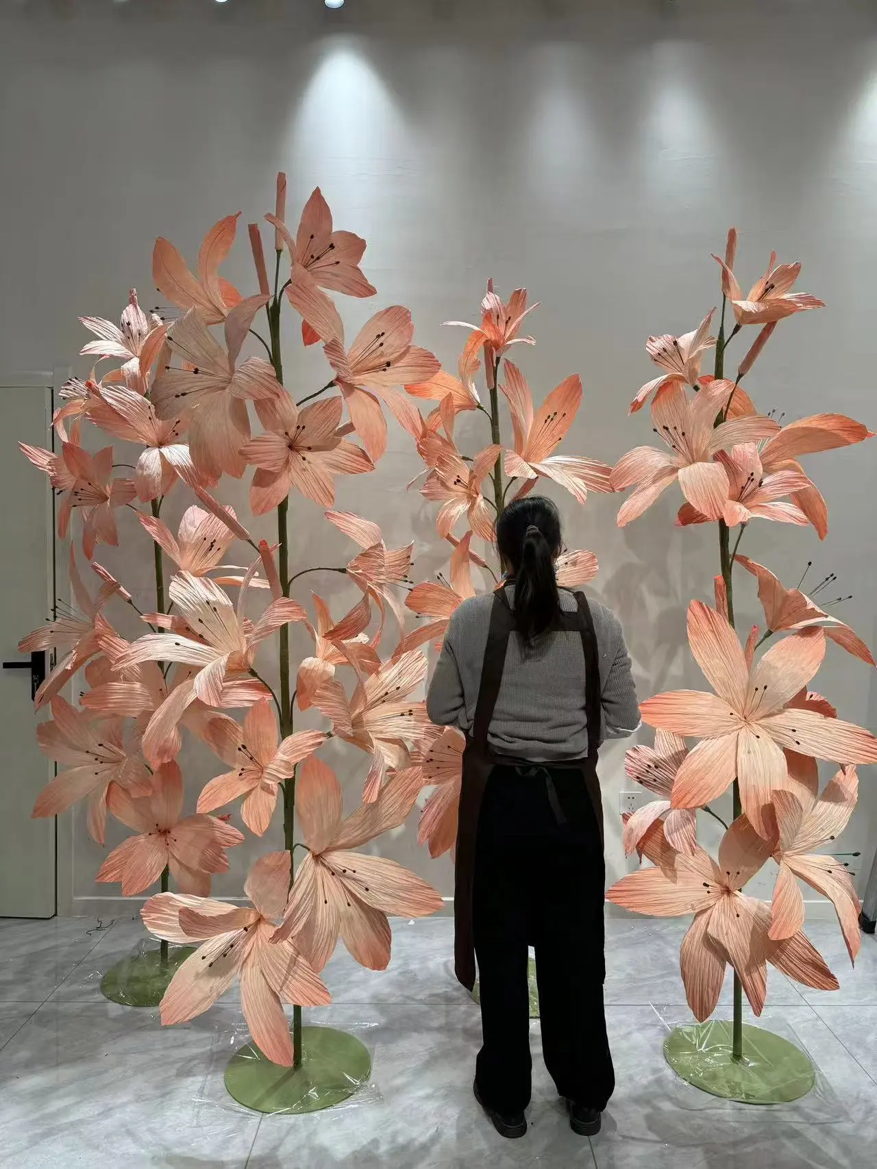 Deslumbrantes lirios de papel gigante son elegantes