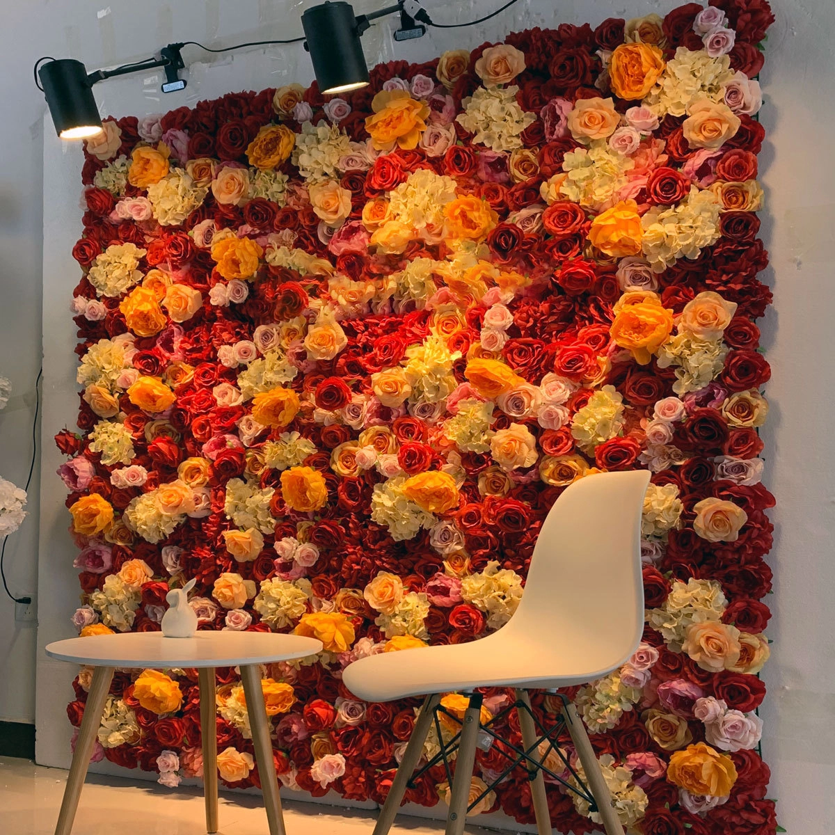 Las coloridas flores artificiales en la pared de las flores con fondo de tela son tan hermosos como un mar de ensueño de flores. ¡INILLATANTE iluminan el enfoque de la recepción de la boda y la exhibición comercial! 1