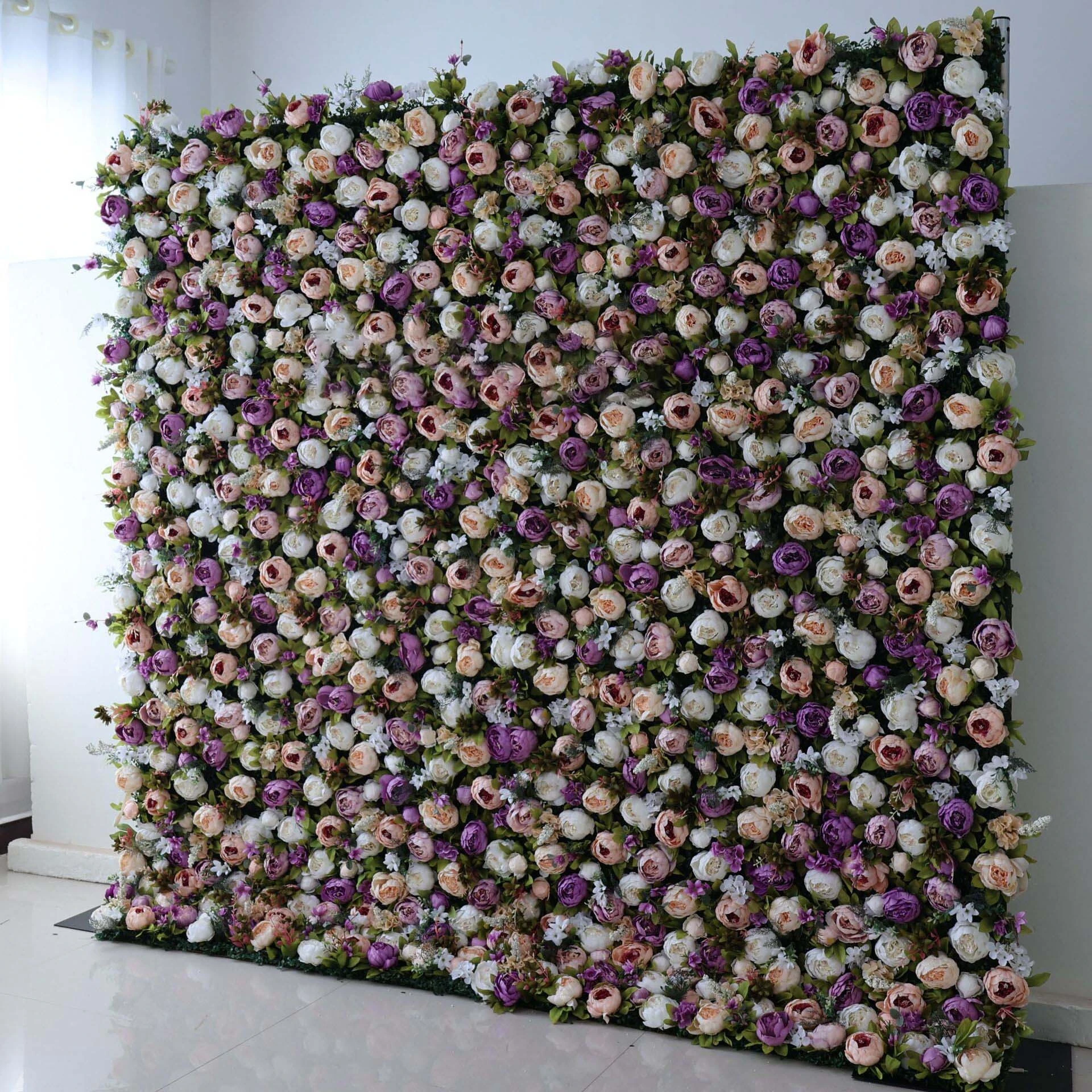 Les fleurs artificielles colorées sur le mur de fleurs à fond en tissu sont aussi charmantes qu'un secret de conte de fées. L'atmosphère mignonne des fêtes pour enfants et des parcs d'attractions est super accrocheur! 1