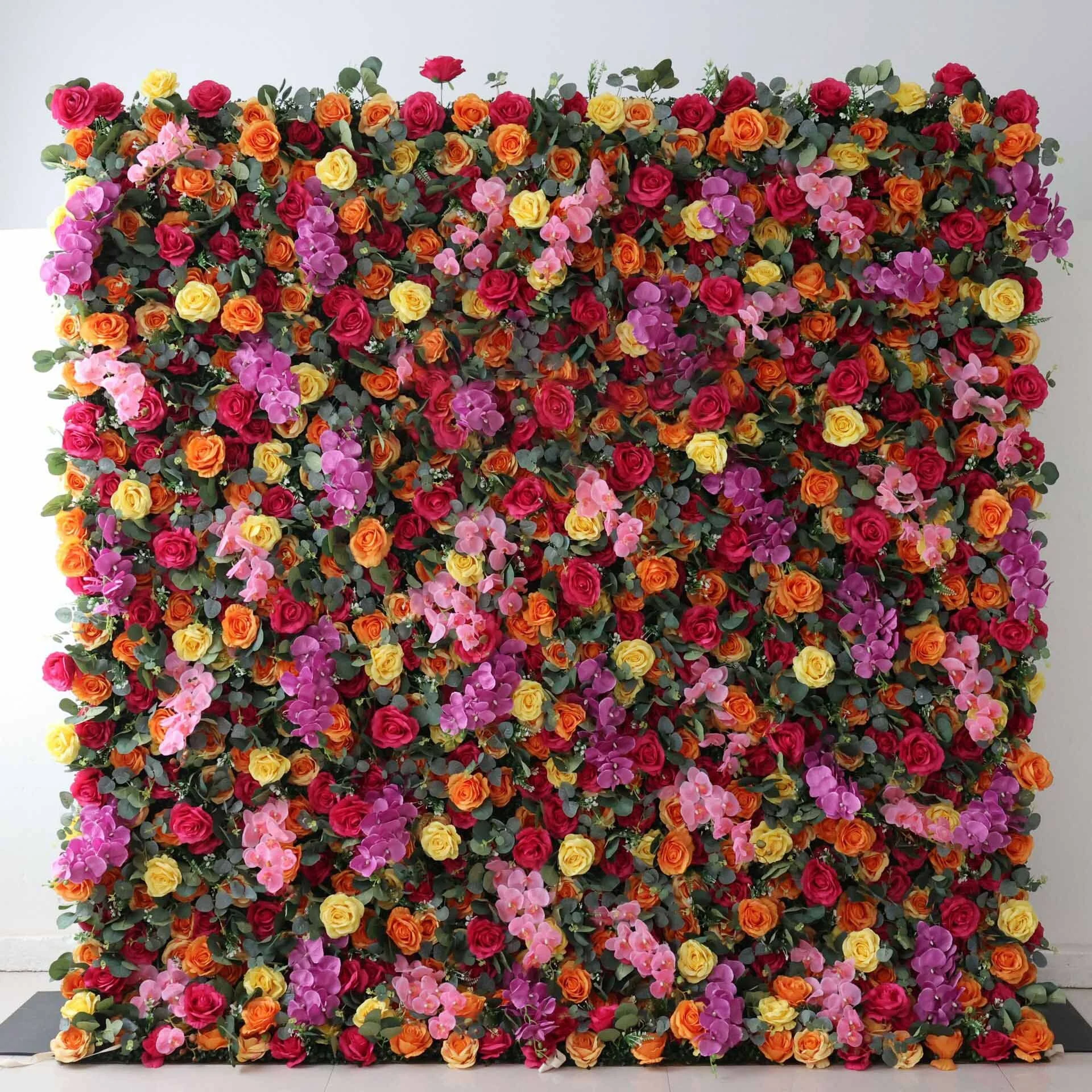 Las flores artificiales realistas en la pared de flores con fondo de tela son una fiesta visual de flores. ¡El diseño de la exposición y la decoración del hogar son elegantes! 1