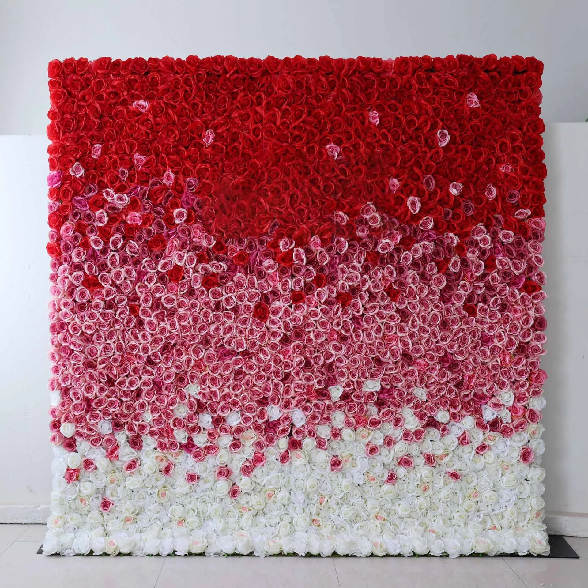 Die retro- und literarischen künstlichen Blumen auf der Blumenwand mit Stoffboden erzählen die Geschichte der Jahre und verleihen dem Café und der Kunstgalerie einen einzigartigen kulturellen Charme 1
