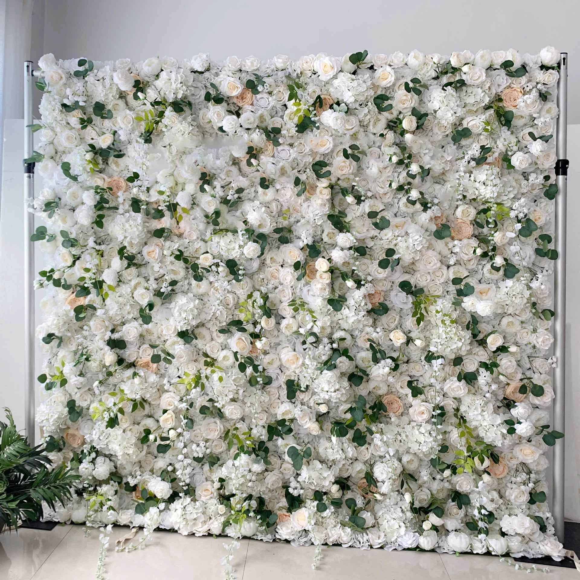 Die elegante und würdige Blumenwand strahlt den ultimativen visuellen Charme aus, der für Hochzeiten, Geschäft und andere Szenen geeignet ist, die nach Ihren Zeichnungen angepasst wurden 1