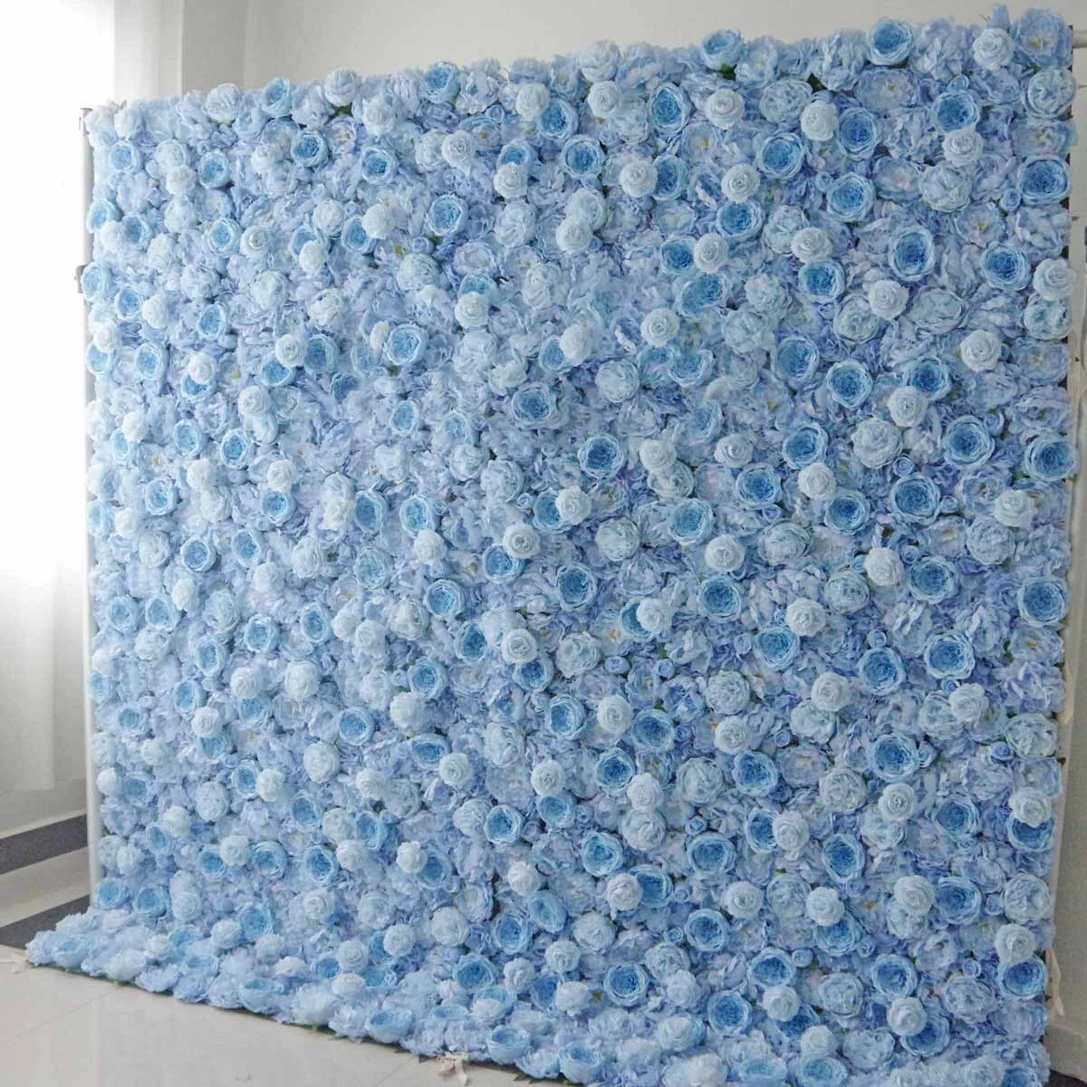 La pared de flores de colores brillantes con un fondo de tela trae una atmósfera vibrante como el sol 1