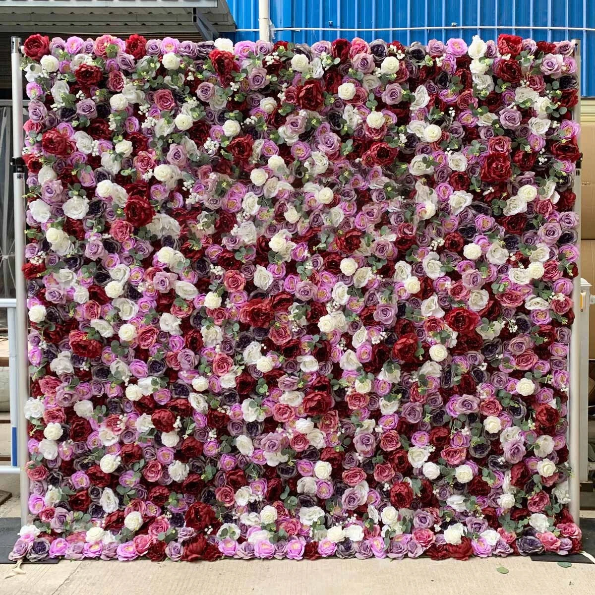 La pared de flores a base de tela está llena de inocencia infantil y crea una atmósfera alegre 1