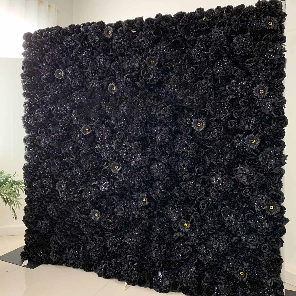 Las hermosas y deslumbrantes flores de la pared de flores a base de telas brillan brillantemente, creando reflejos para fondos y ceremonias de premiación 1