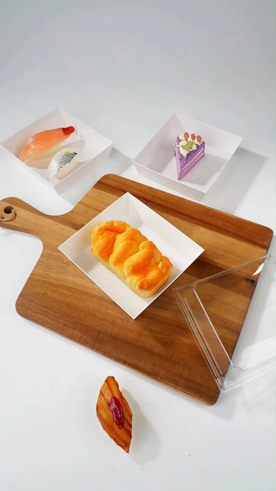 Papir sendvič škatla kvadratna škatla s hrano s prozornim legom kvadratnim belim kruhom škatlo za piškote papirnate škatle za torto. 1