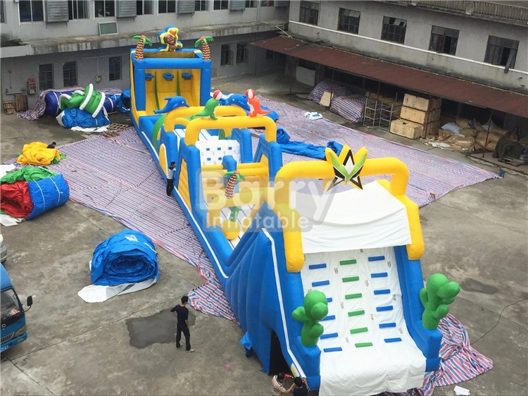 Campo de juego inflable largo de 28 m con aro de baloncesto. 1