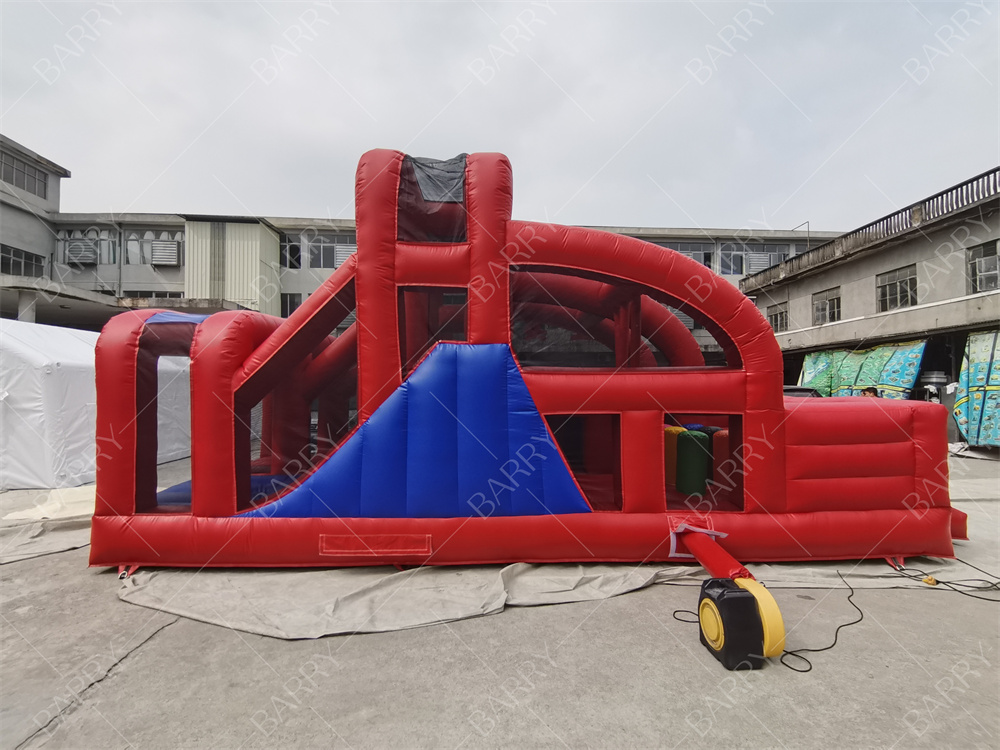 Casa inflable con pista de obstáculos.