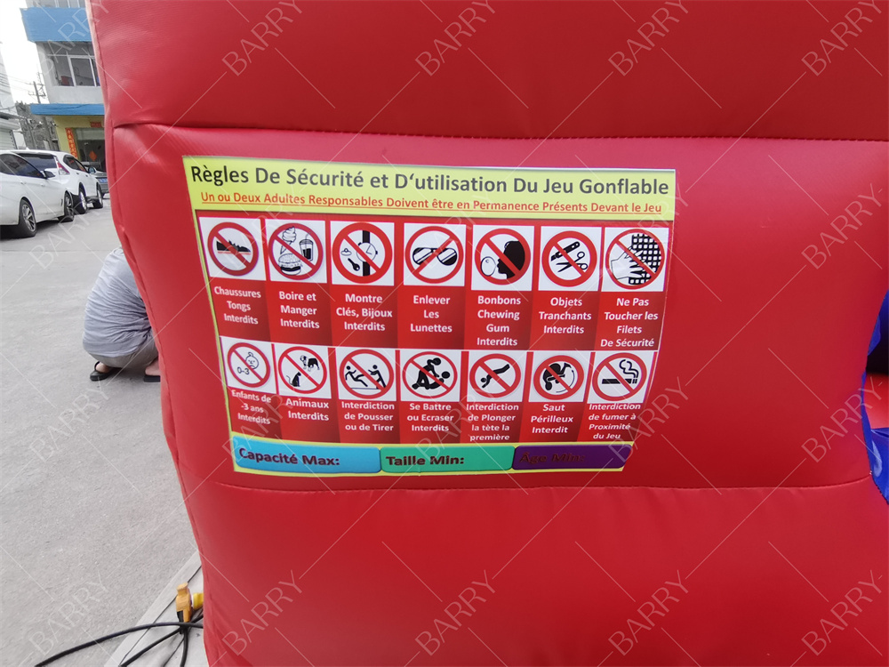 carrera de obstáculos inflable de dibujos animados