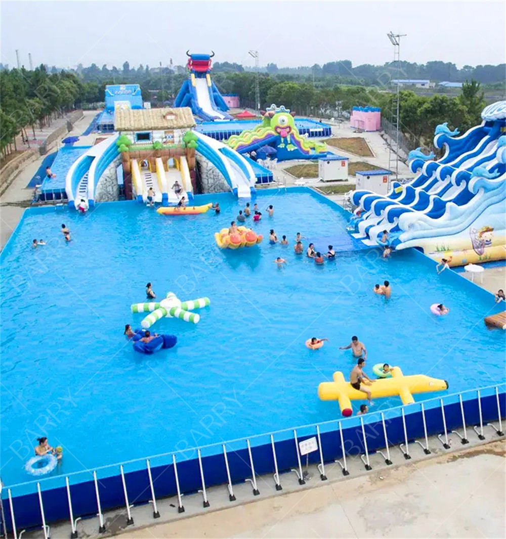 Parque acuático con piscina con estructura metálica