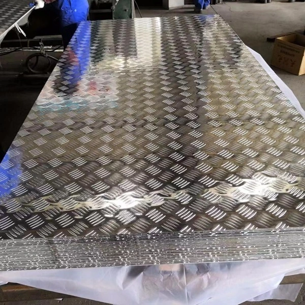 Plaque à carreaux en aluminium avec bandes antidérapantes uniquesPlaque de marche en métal 1