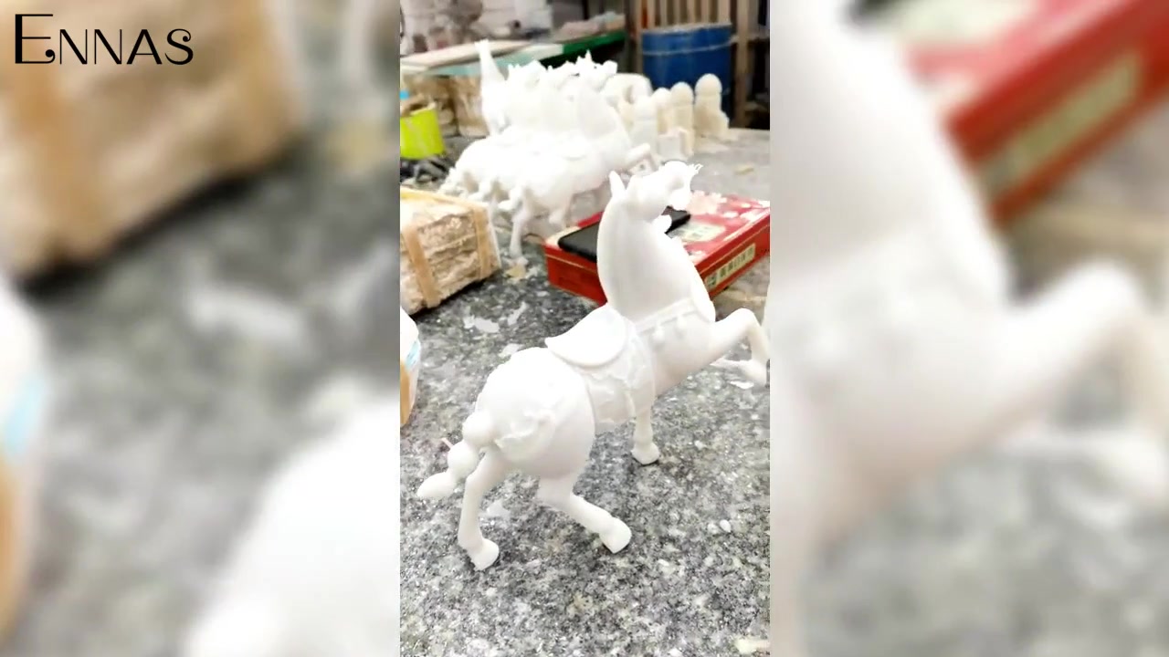 Proceso de producción de caballos de escultura de resina.