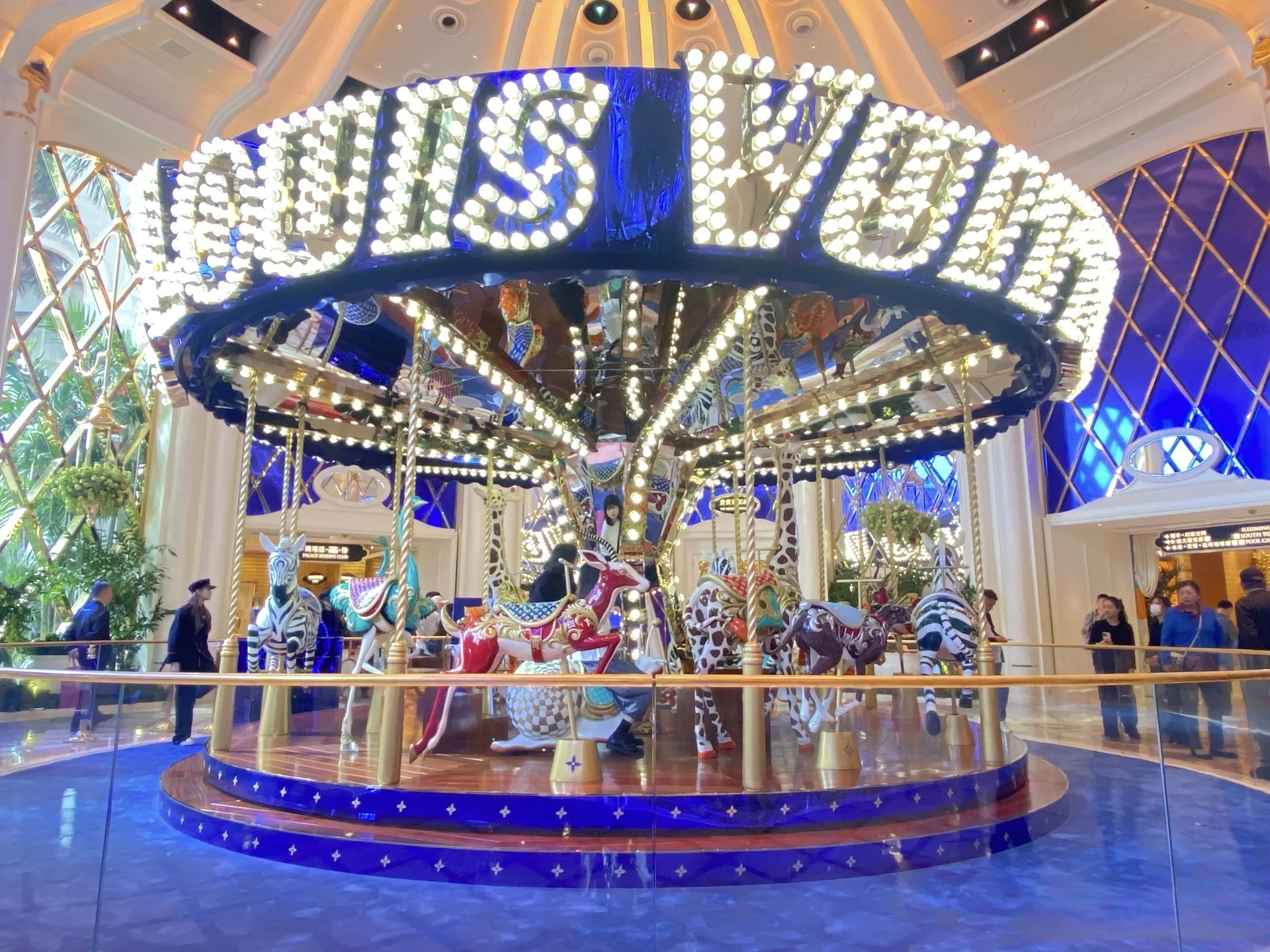 Carrousel luxueux bleu et or avec sièges à motif monogramme classique et plateforme rotative | LMQ | Limeiqi 1