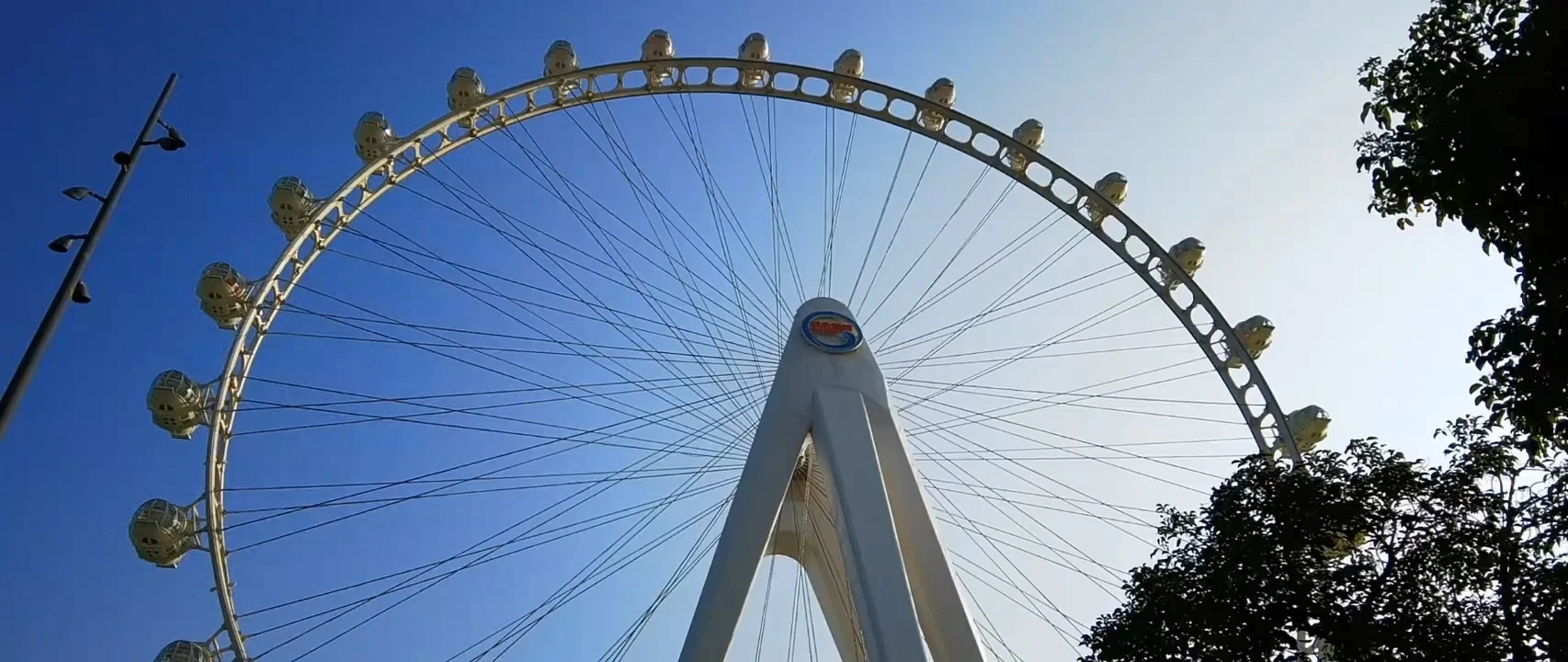 White Steel Ferris Wheel with Transparent Spherical Cabins for Unobstructed Views | LMQ | Limeiqi 1