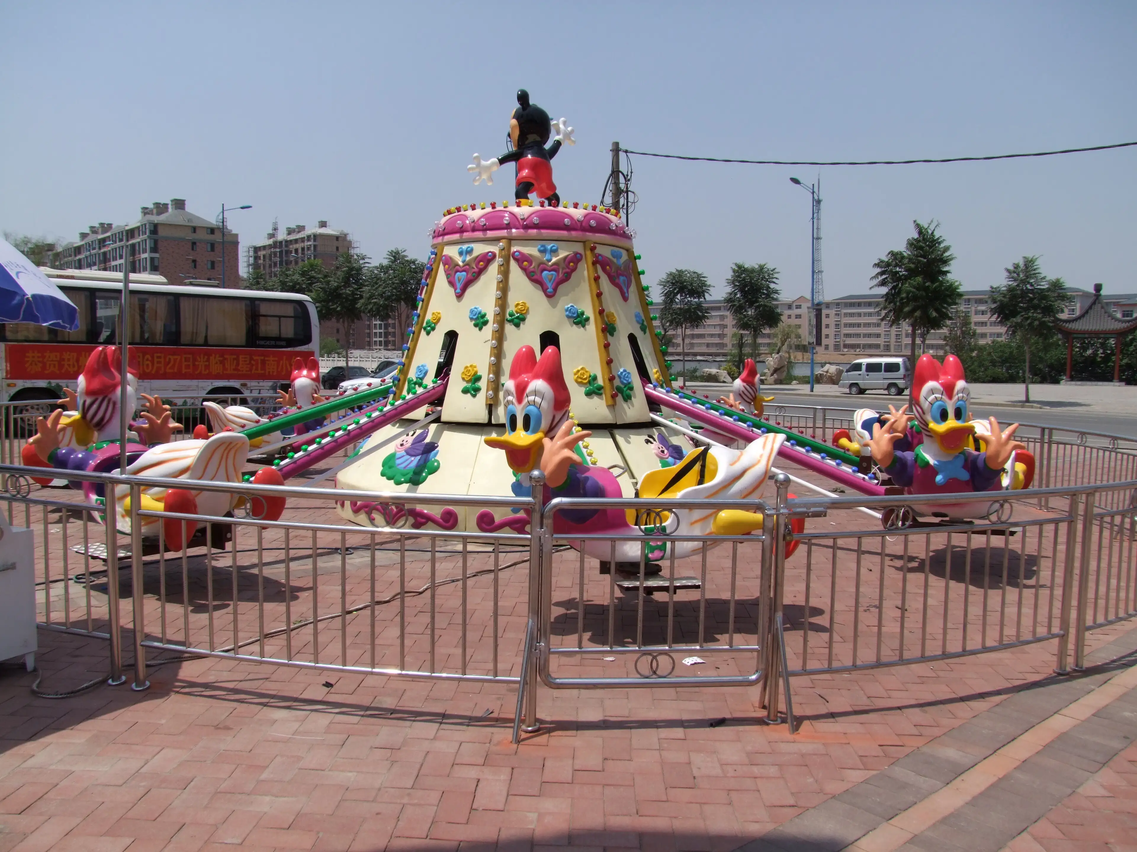 Elevating Donald Duck Amusement Ride: Cartoon - Themed, Lifting Fun with Vibrant Design 1