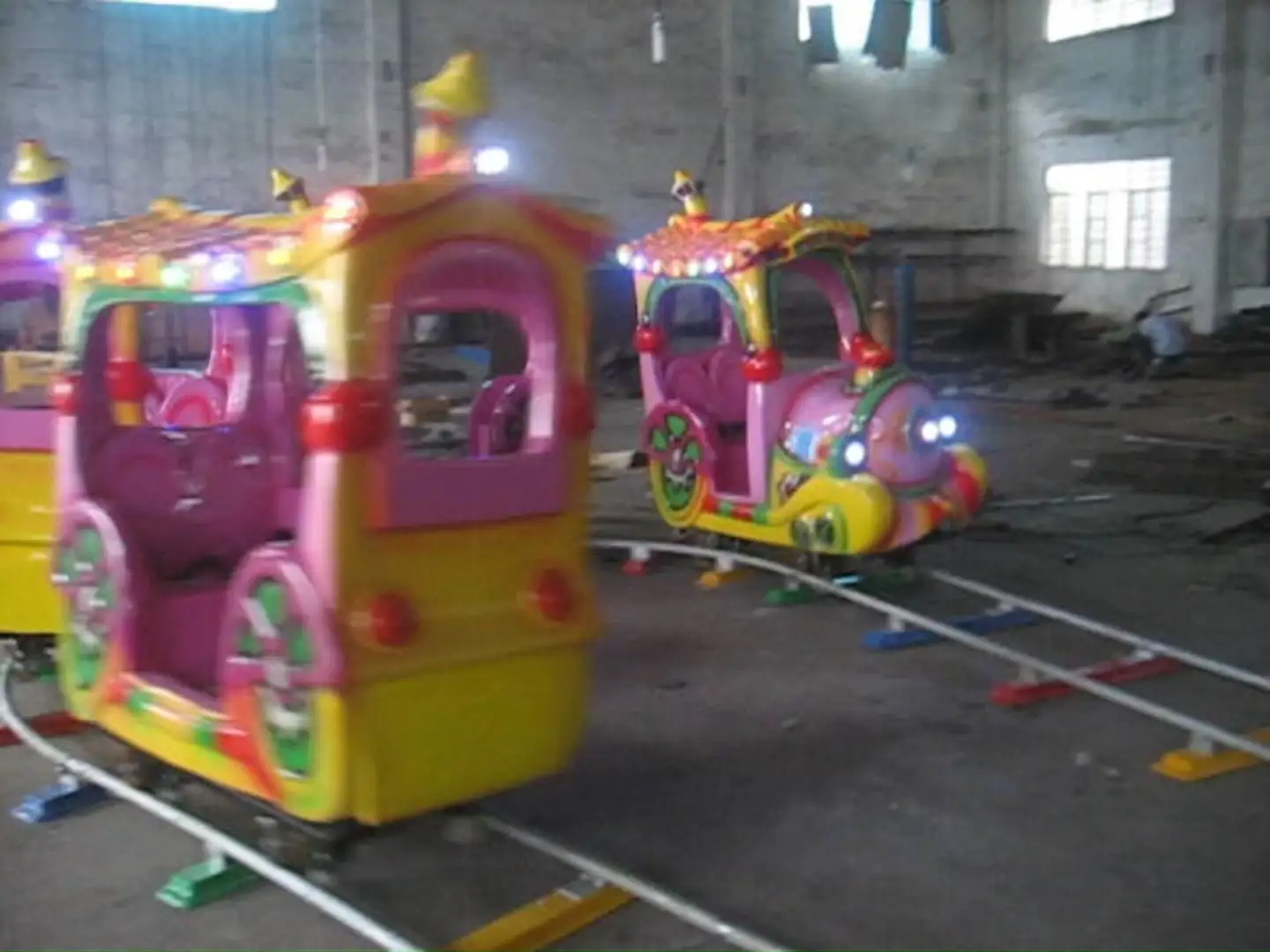 Garden Train Amusement Ride: Colorful, Kid - Friendly Track Adventure 1