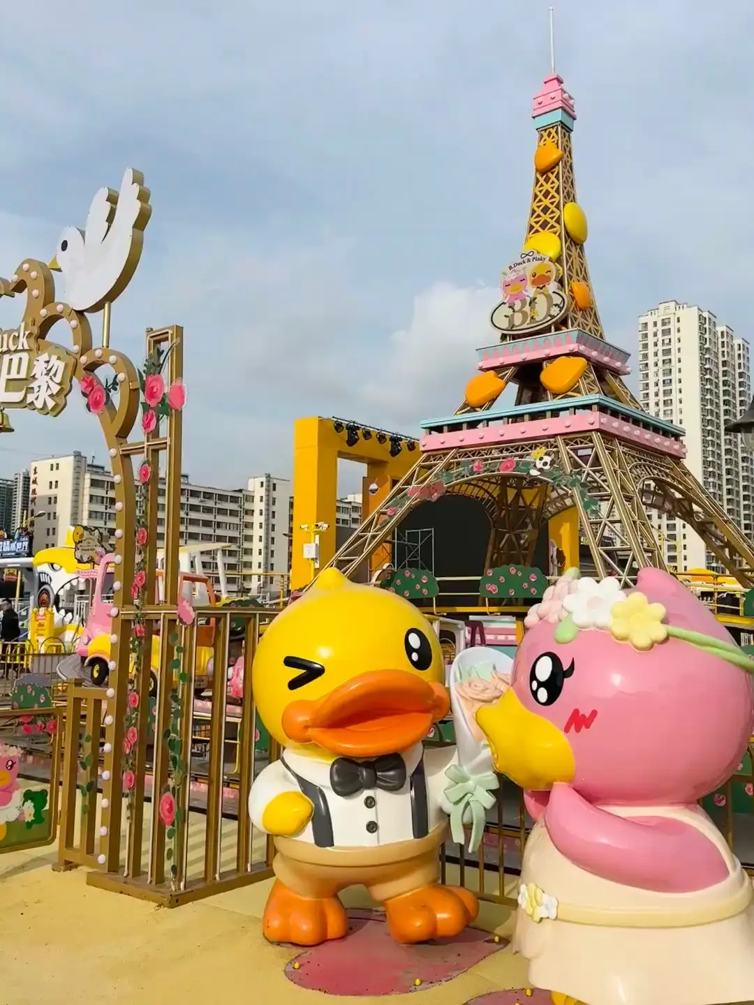 رحلة ترفيهية رومانسية في باريس مع بي. داك: مغامرة على مسار خلاب بطابع كرتوني 1