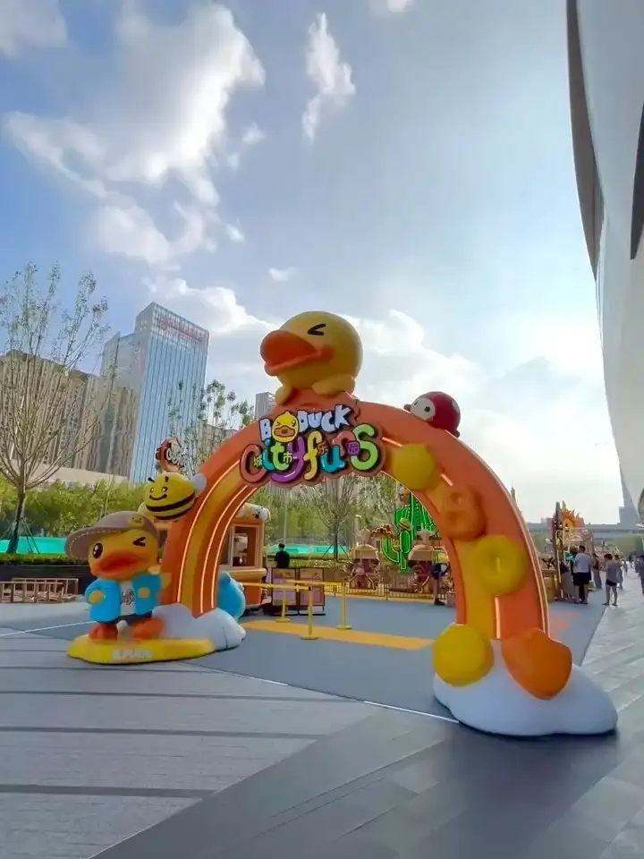 قوس المدخل ذو طابع البطة: معلم ترحيبي ملون بطابع كرتوني 1