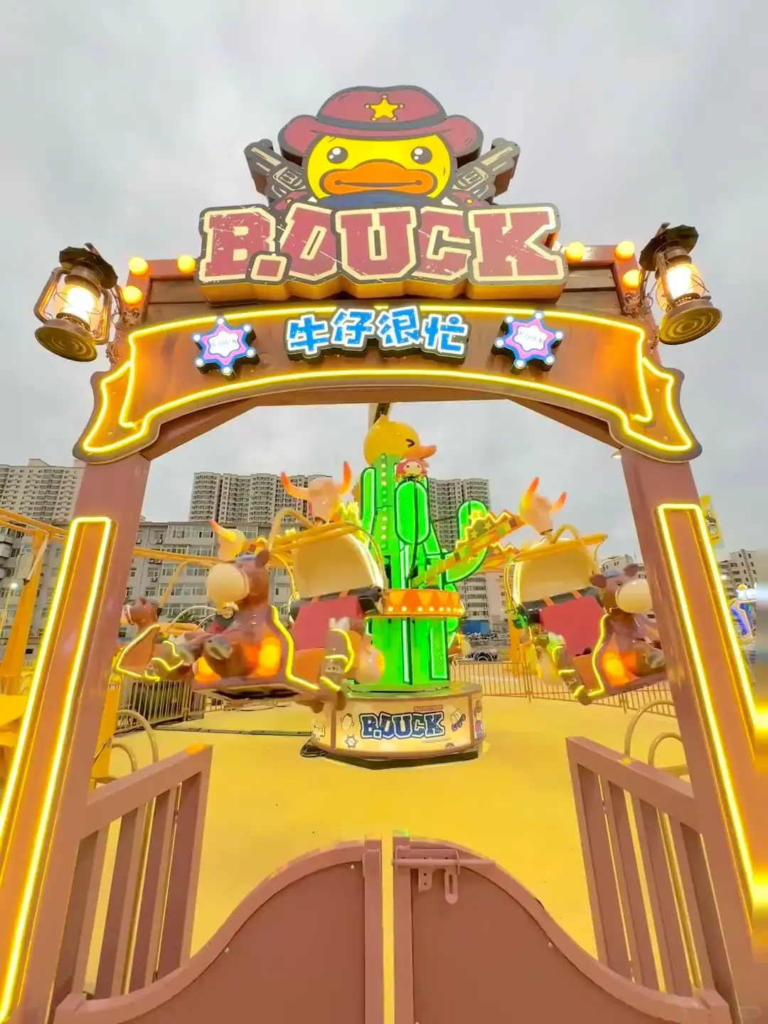 لعبة رعاة البقر B.Duck الممتعة: مغامرة رفع ديناميكية ذات طابع غربي 1