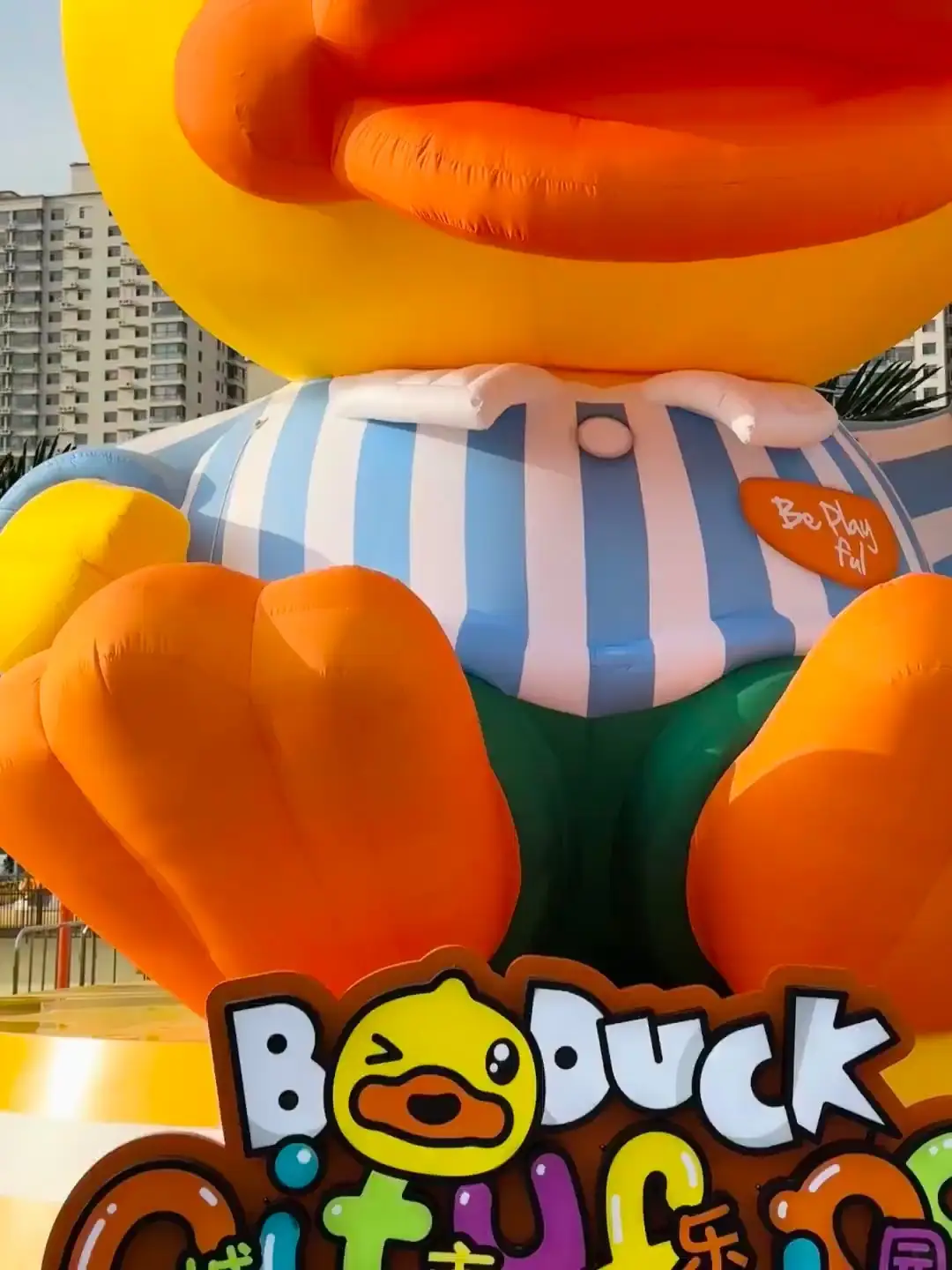 مقعد غشائي قابل للنفخ على شكل بطة: تركيب جذاب مستوحى من الرسوم المتحركة في مدينة الملاهي 1