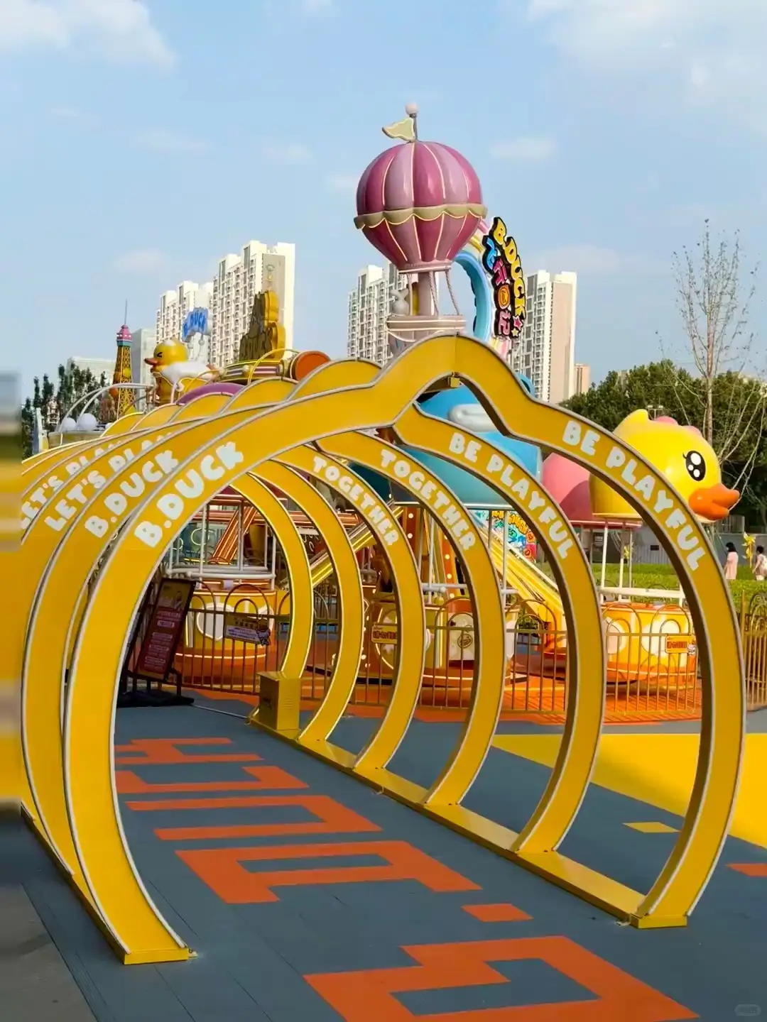 نفق وقت البطة: رسوم متحركة - ممر ترفيهي ملون وموضوعي 1