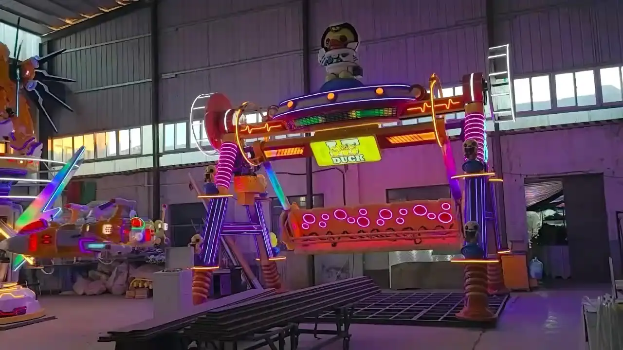B.Duck Space Swing: Atracción dinámica con temática de astronautas 1
