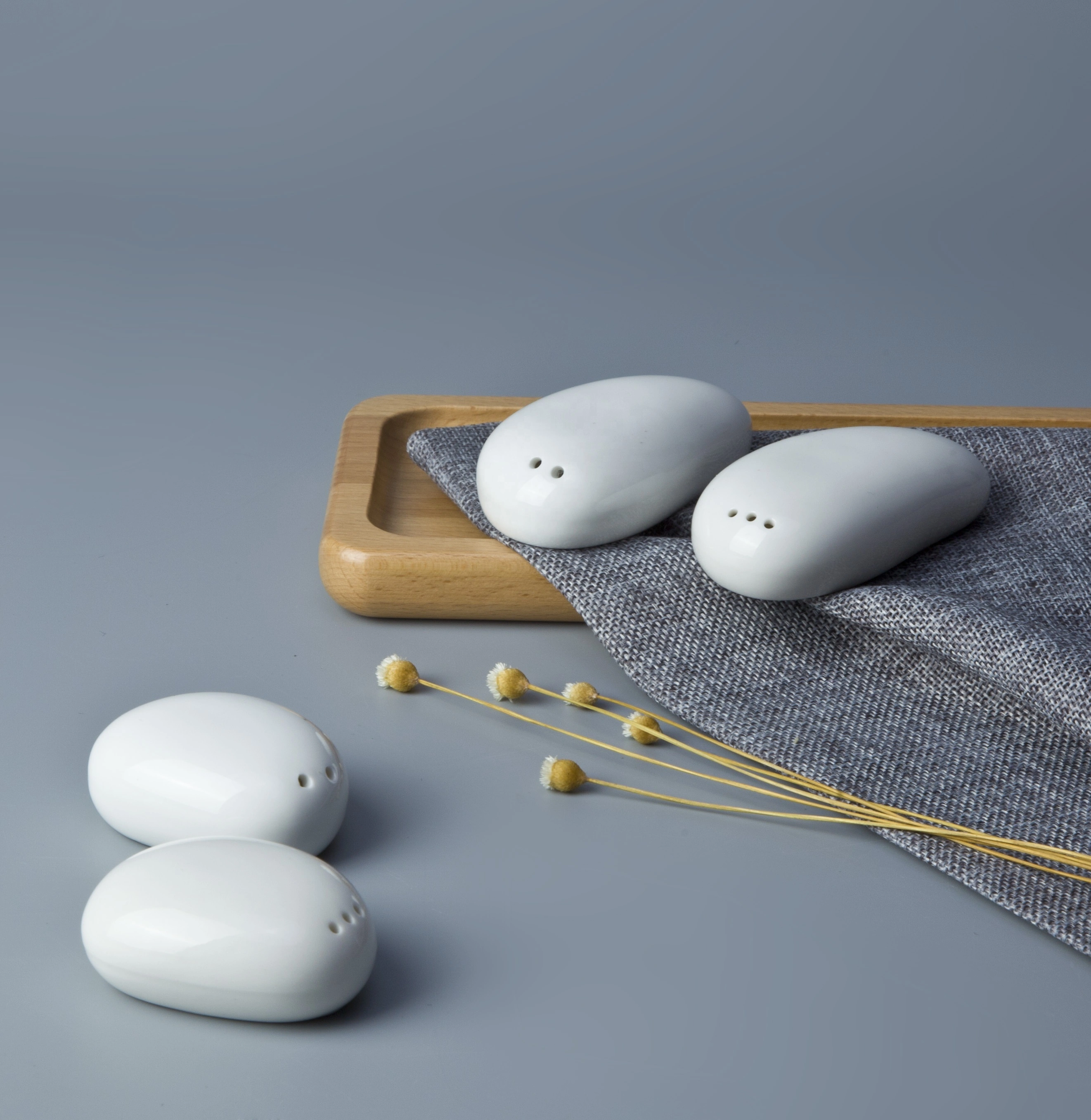 Wholesale Crockery Tableware Egg Shaped Salt And Pepper Shaker, Salt And Pepper Shakers For Banquet& 1
