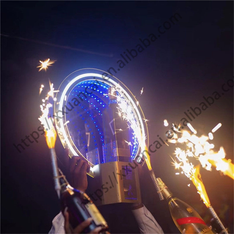 Xingxuancai カスタム LED ジョニーウォーカー ボトルプレゼンター 充電式 ゴールドミラー アクリル 7色 LED 効果 ナイトクラブ用 7
