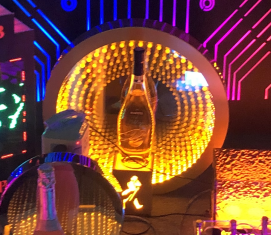Xingxuancai カスタム LED ジョニーウォーカー ボトルプレゼンター 充電式 ゴールドミラー アクリル 7色 LED 効果 ナイトクラブ用 5