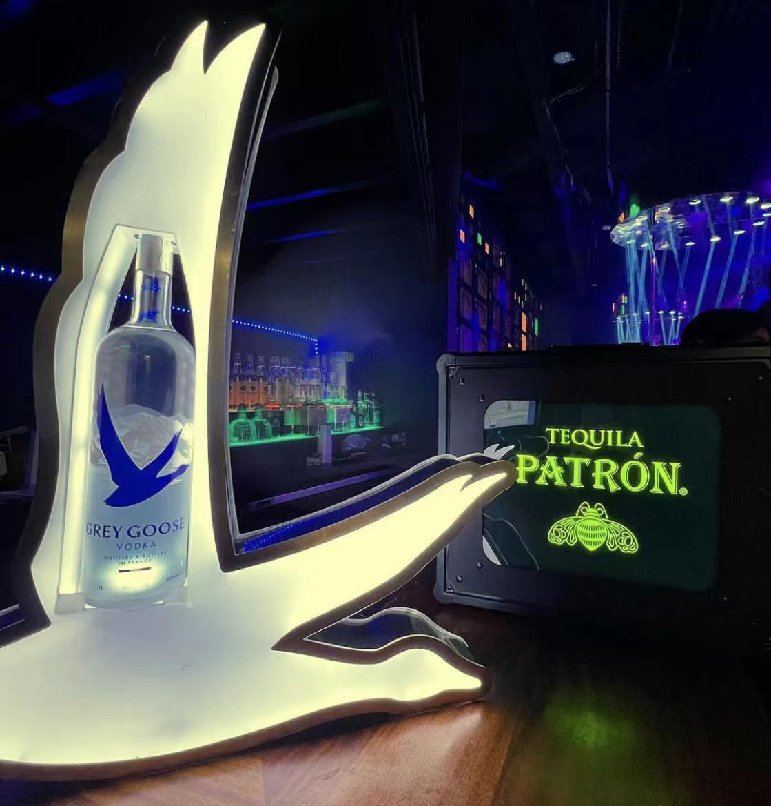 ที่วางขวดวอดก้า LED RGB แบบชาร์จไฟได้ Grey Goose ที่ปรับได้สำหรับไนท์คลับ 1