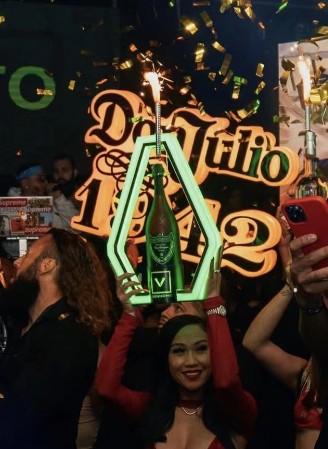 Wiederaufladbare RGB moet &lt;000000&gt; chandon Champagner Led Flasche Presenter Für Nachtclub 1
