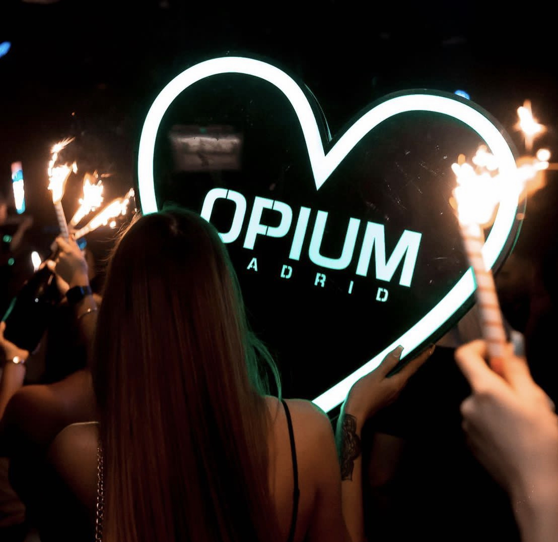 Customized Logo Full Color LED Heart Shape Champagne Bottle Presenter For Nightclub 7