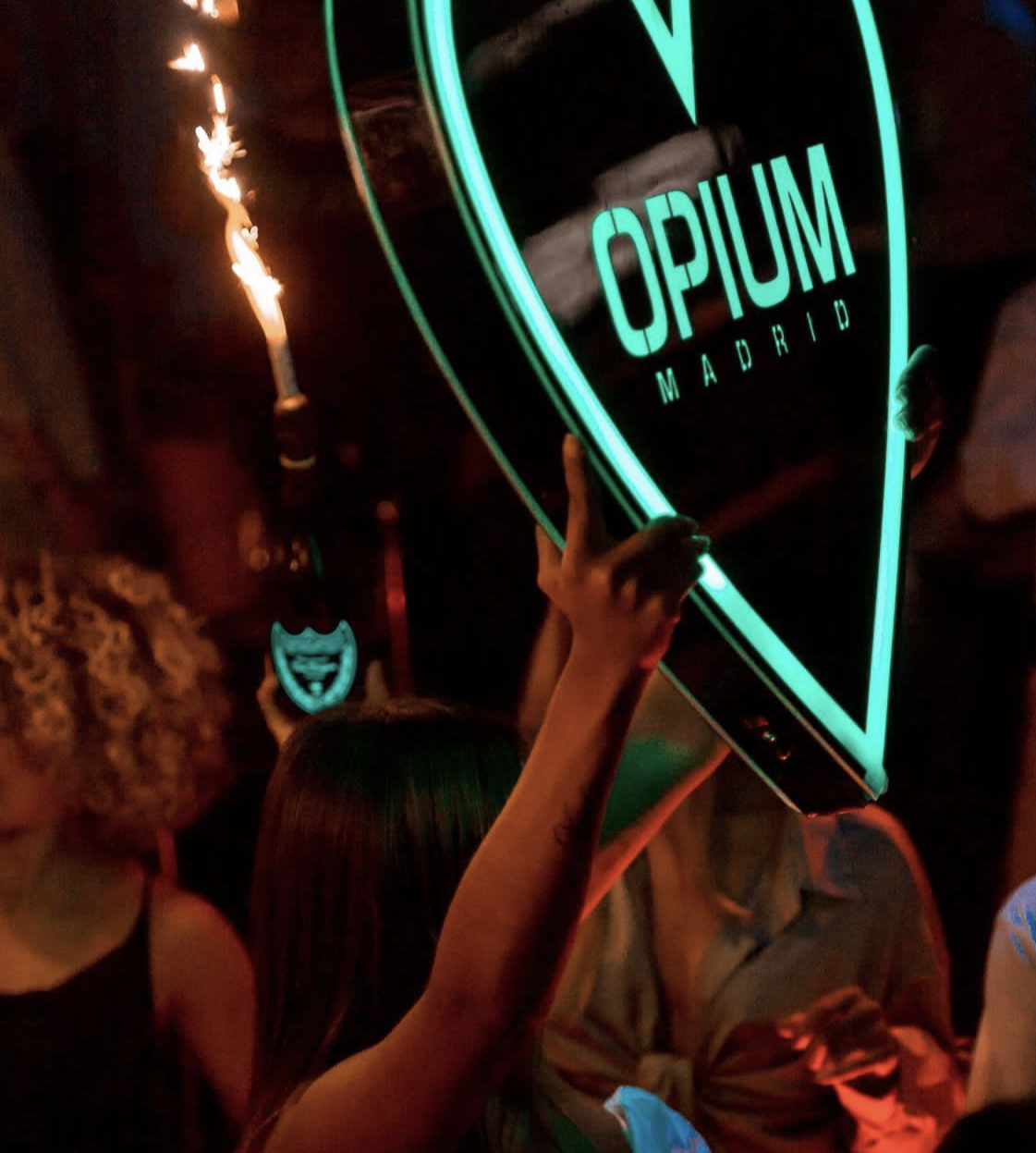 Customized Logo Full Color LED Heart Shape Champagne Bottle Presenter For Nightclub 6