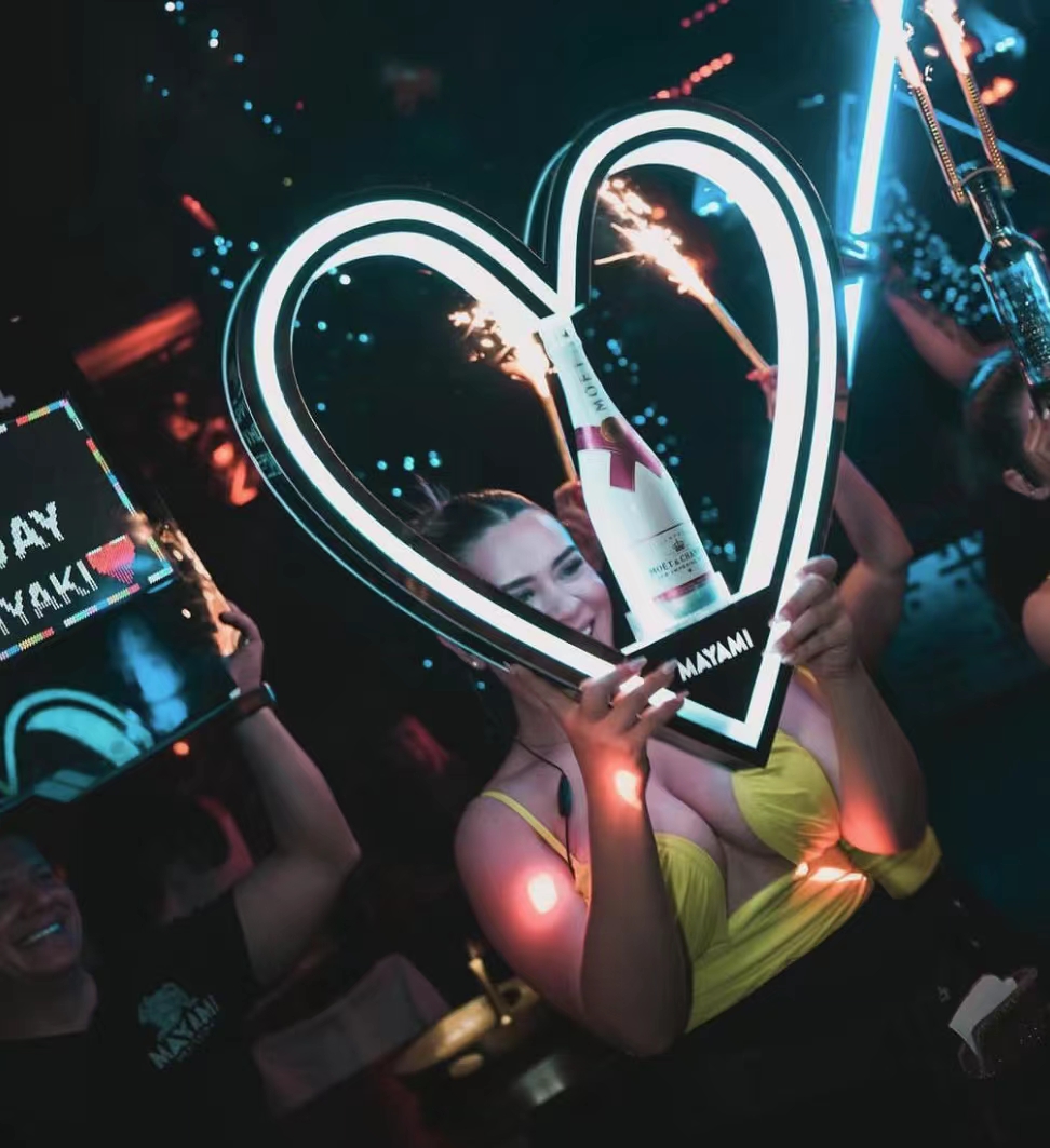 Customized Logo Full Color LED Heart Shape Champagne Bottle Presenter For Nightclub 5