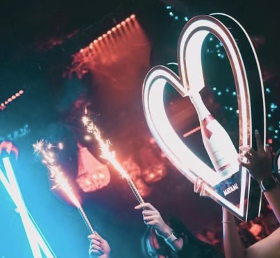 Customized Logo Full Color LED Heart Shape Champagne Bottle Presenter For Nightclub 4