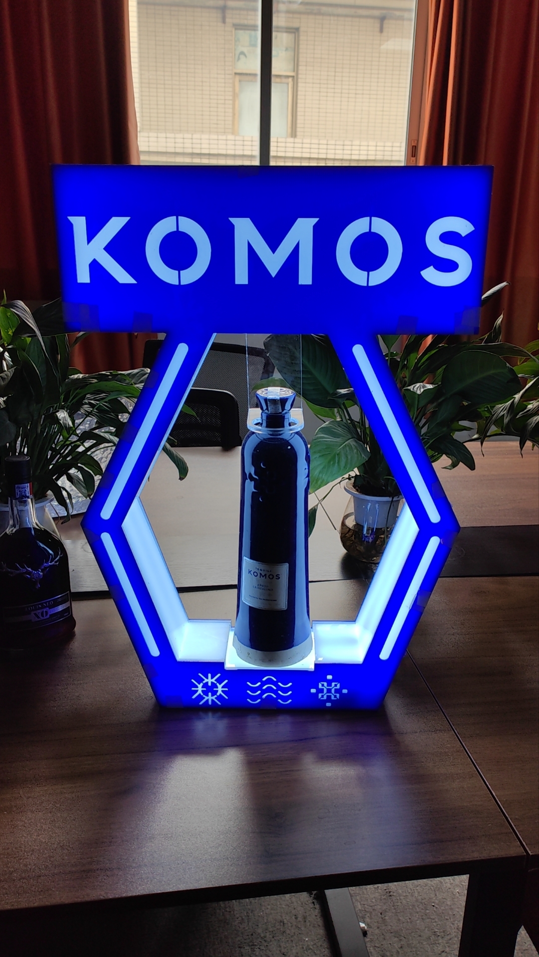 Espositore per bottiglie di champagne a LED poligonale a colori con logo personalizzato per discoteca 7