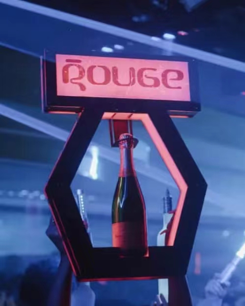 Espositore per bottiglie di champagne a LED poligonale a colori con logo personalizzato per discoteca 9