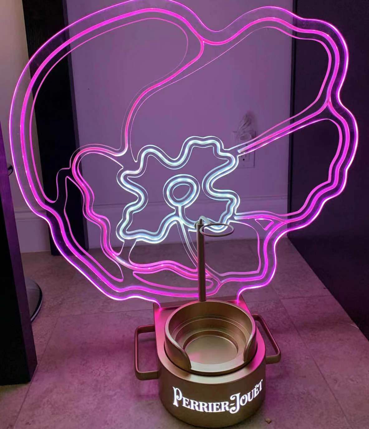 カスタマイズされたロゴフルカラーLEDナイトクラブ用のPerrier-Jouetシャンパンボトルプレゼンター 3